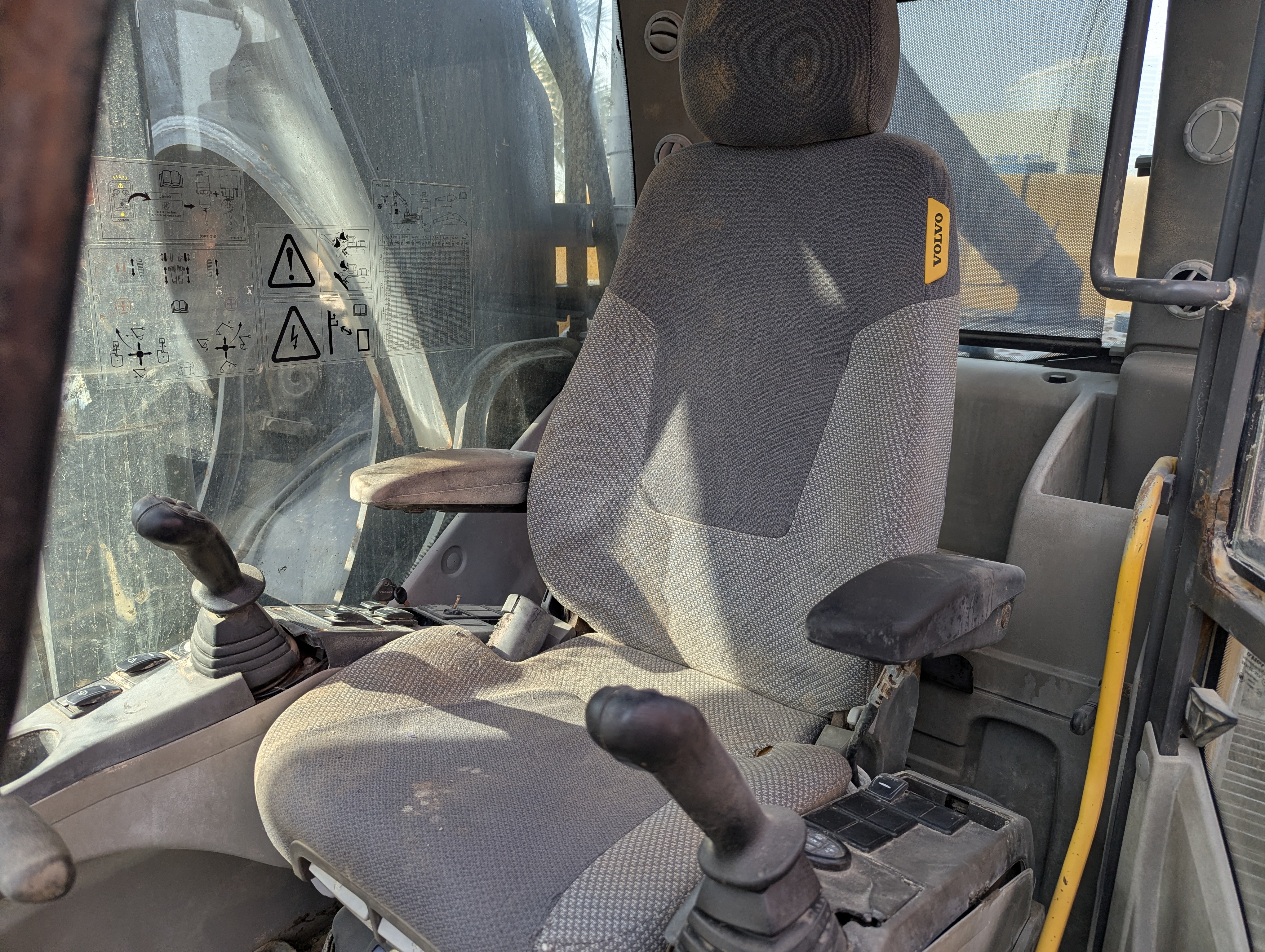 LEX-009-Volvo-EC480DH-Large-excavators-inspection-Cabin-Seats/armrests-1
