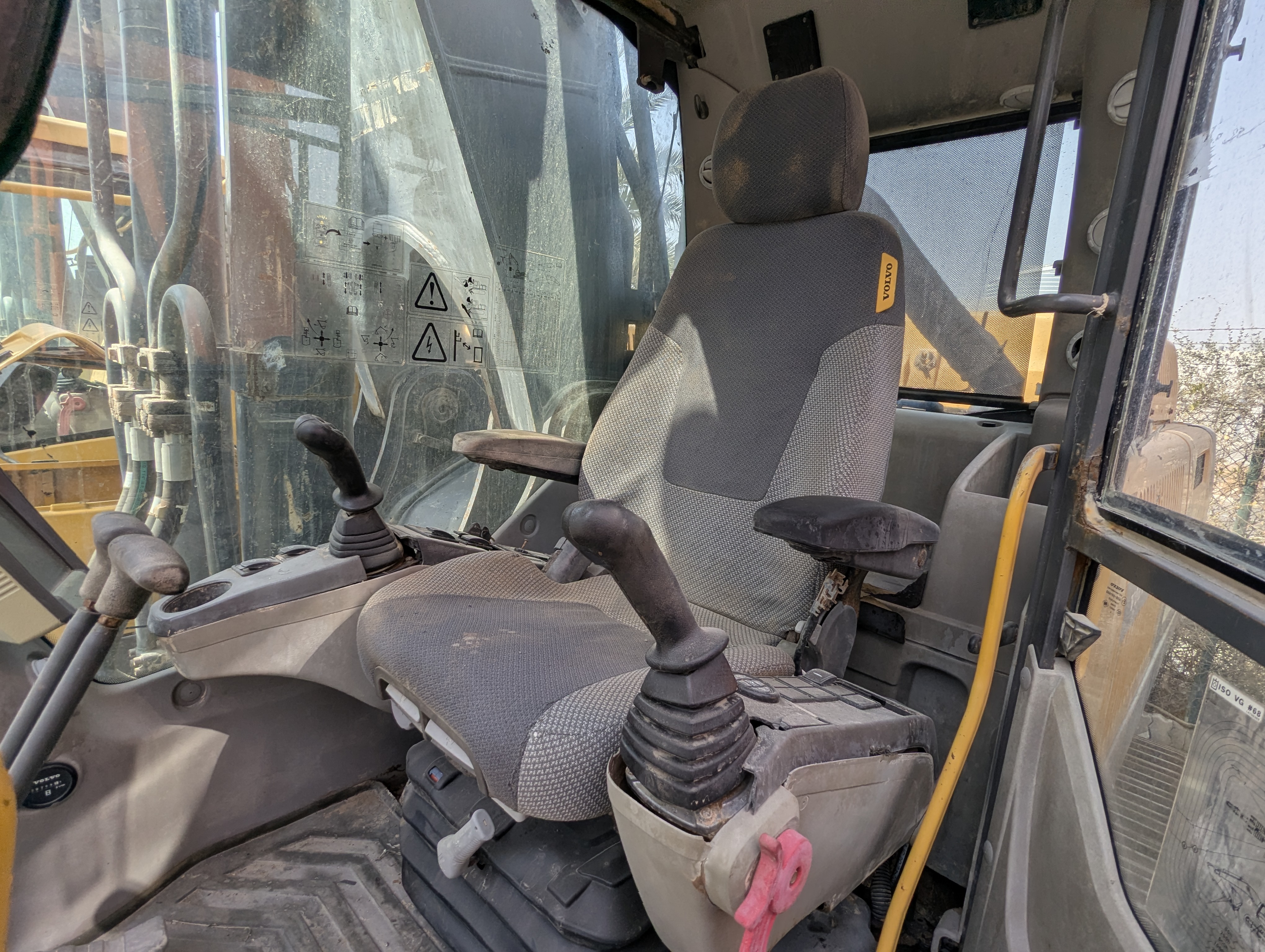 LEX-009-Volvo-EC480DH-Large-excavators-inspection-Cabin-Seats/armrests-1