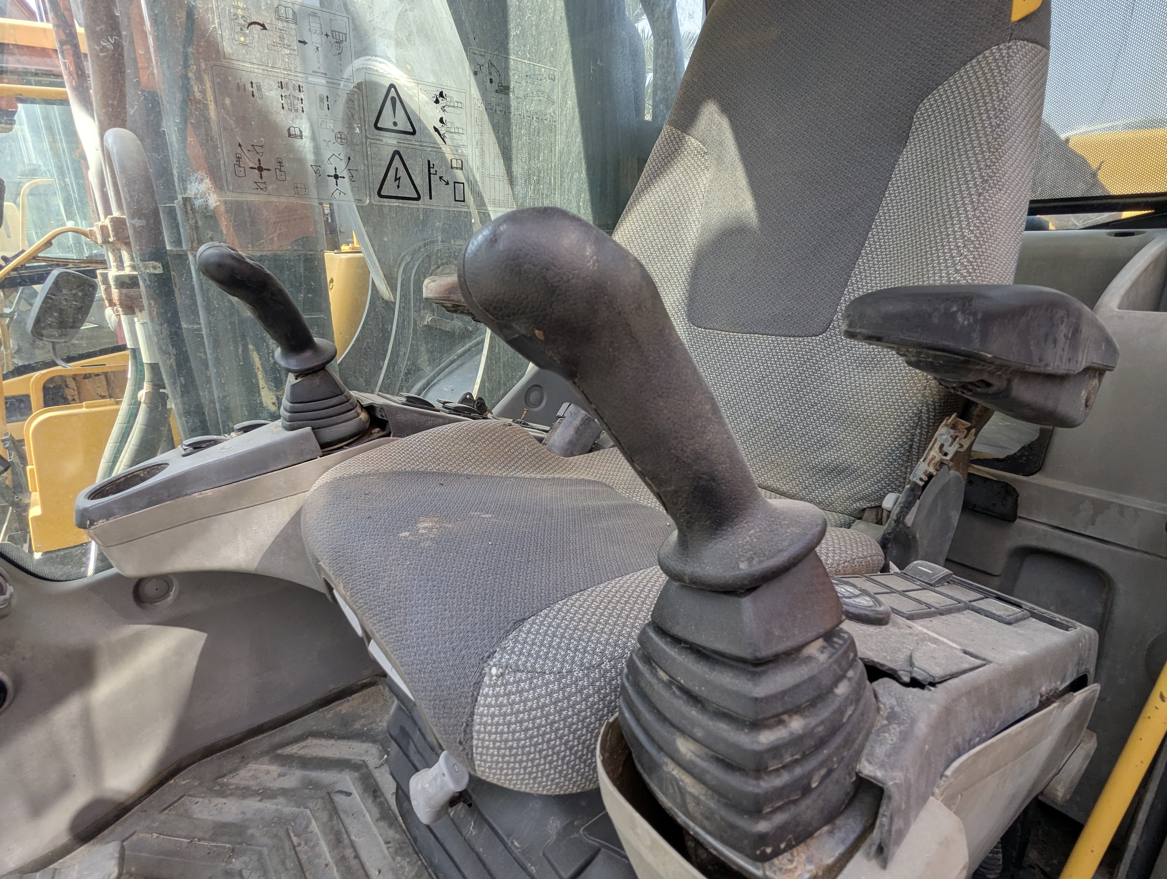 LEX-009-Volvo-EC480DH-Large-excavators-inspection-Cabin-Joysticks-1