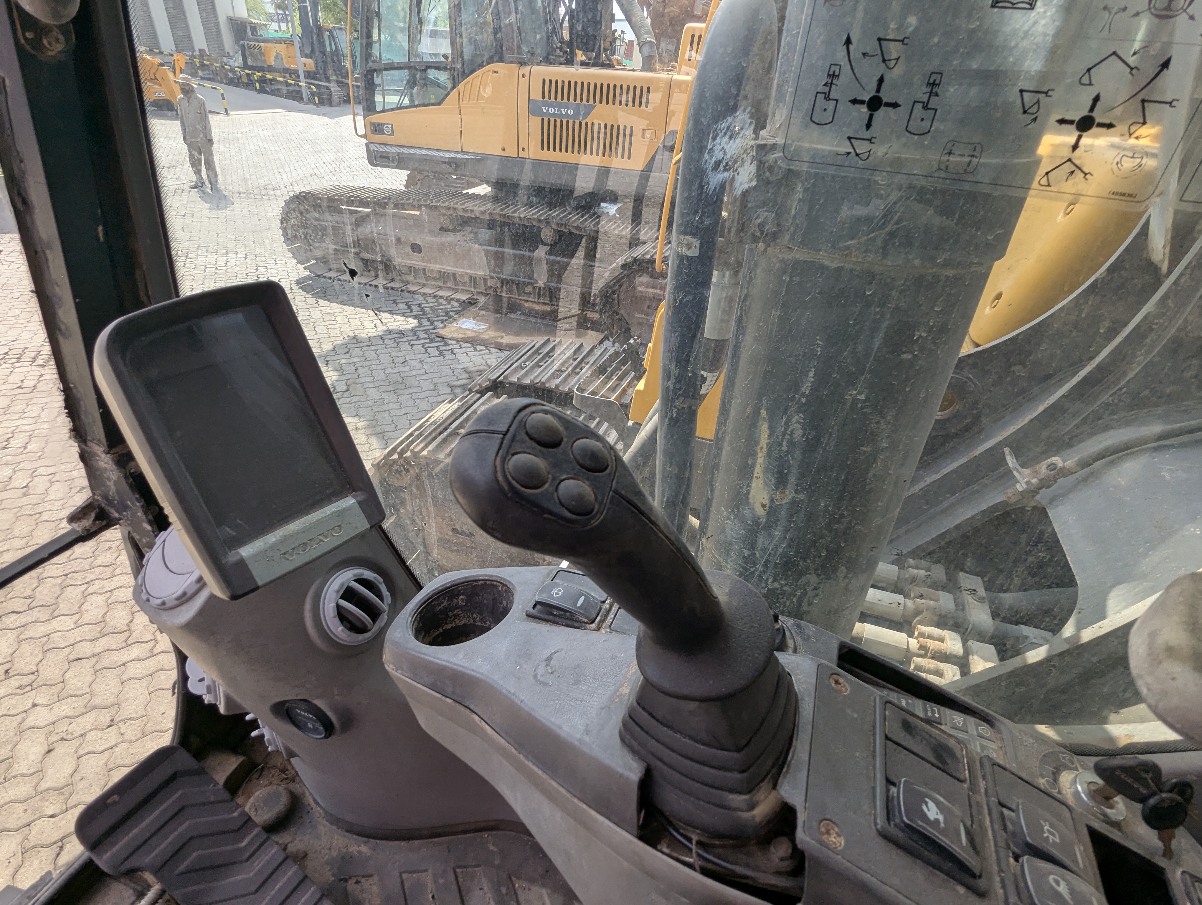 LEX-009-Volvo-EC480DH-Large-excavators-inspection-Cabin-Joysticks-1