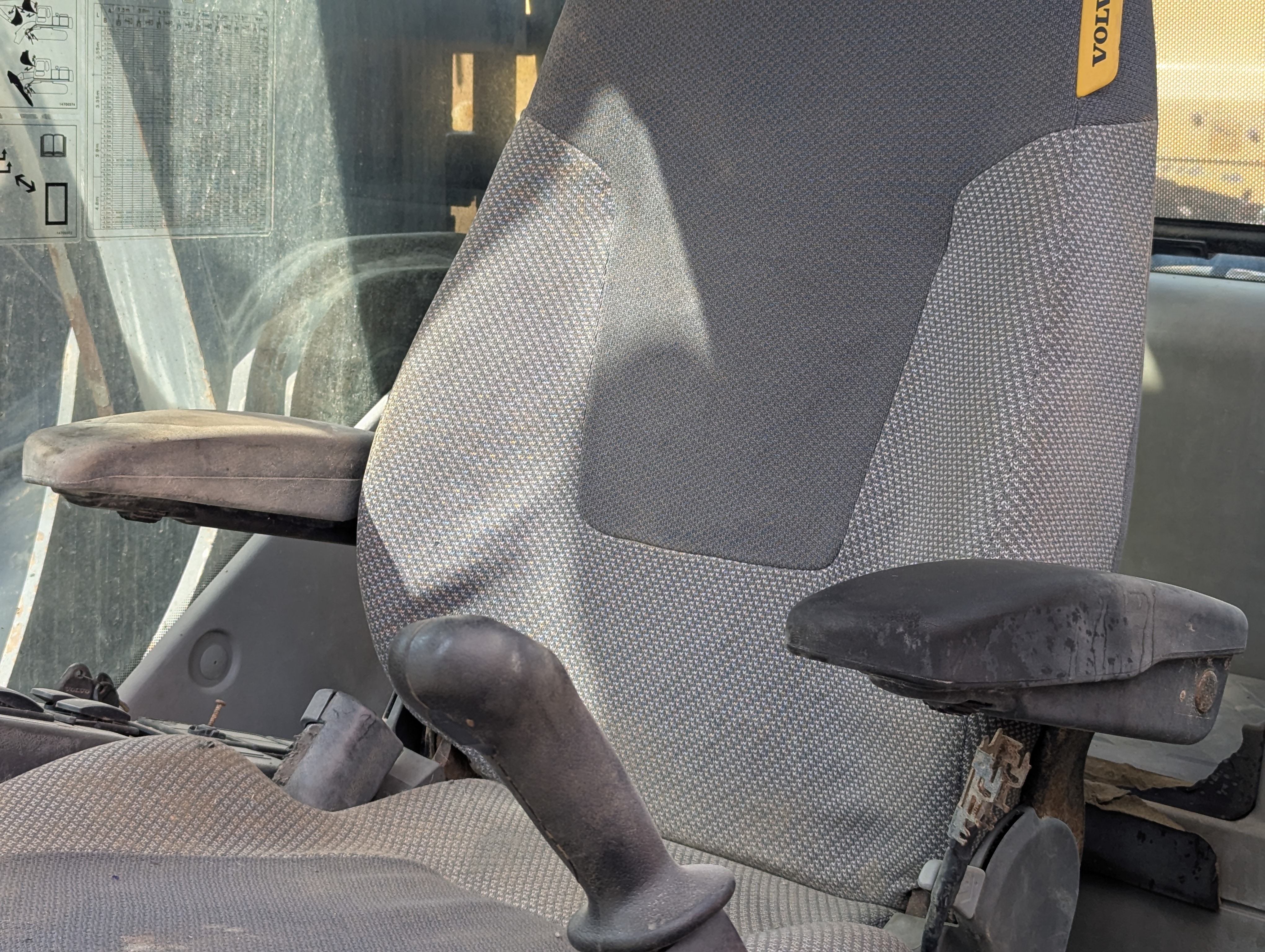 LEX-009-Volvo-EC480DH-Large-excavators-inspection-Cabin-Joysticks-1