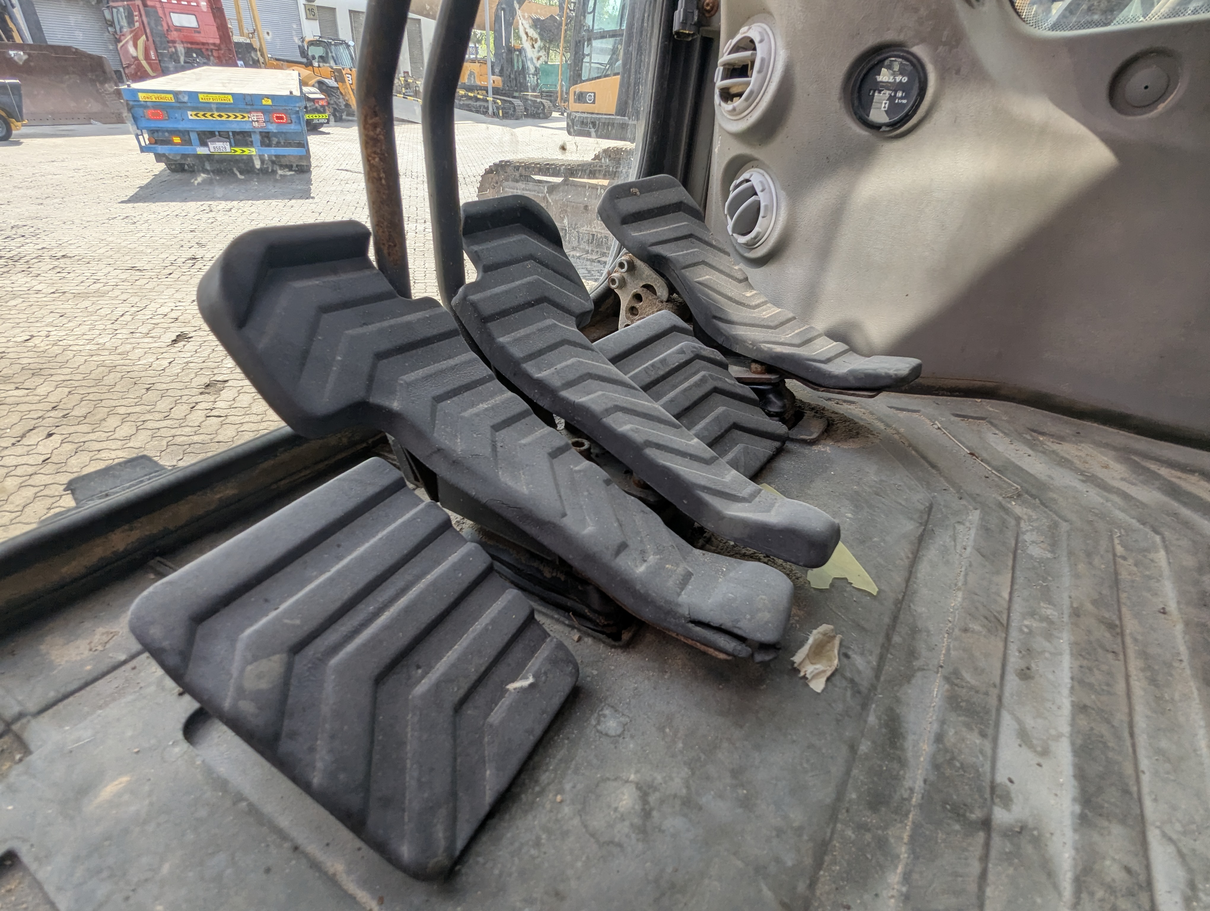 LEX-009-Volvo-EC480DH-Large-excavators-inspection-Cabin-Pedals-1