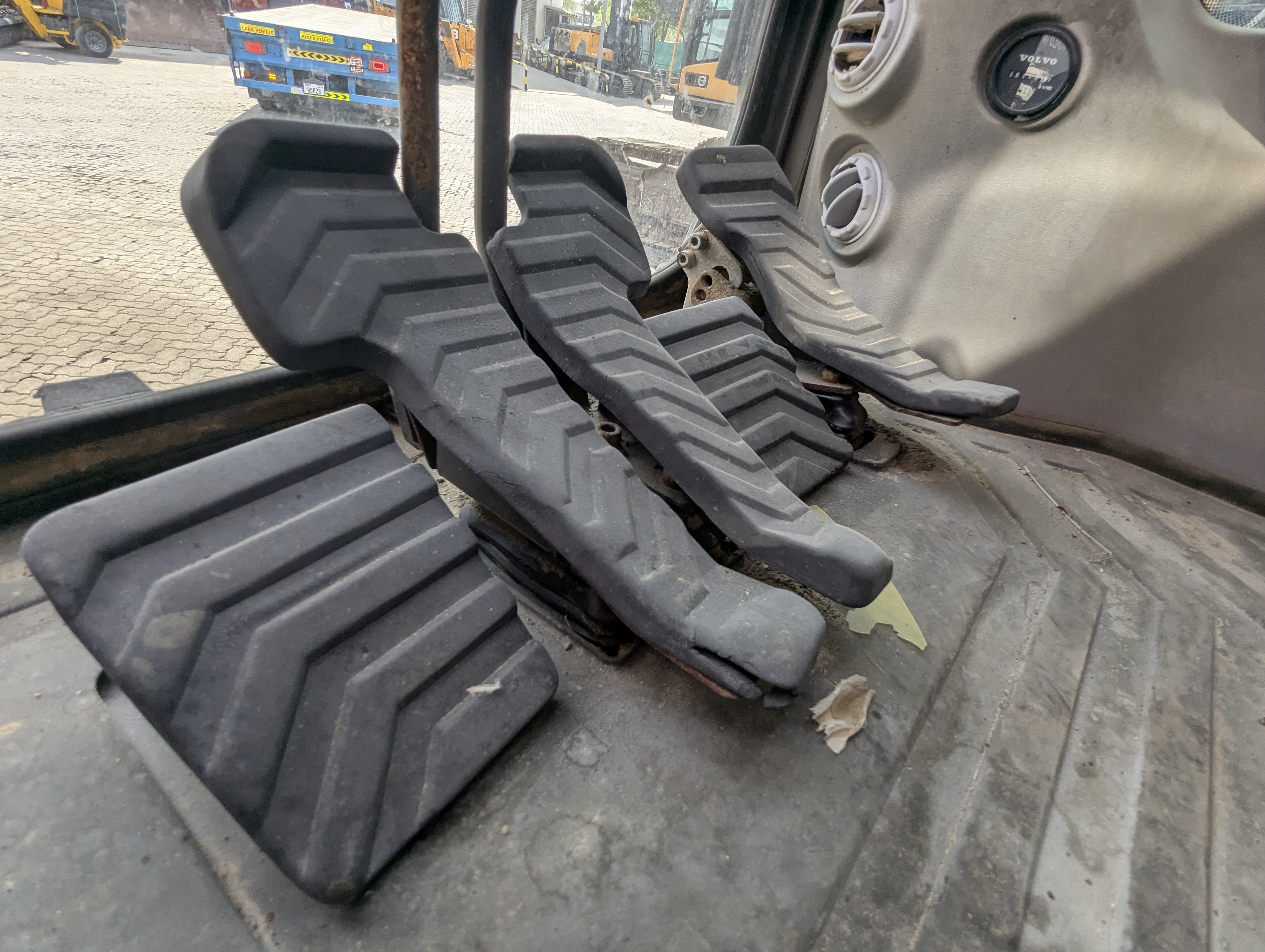 LEX-009-Volvo-EC480DH-Large-excavators-inspection-Cabin-Pedals-1