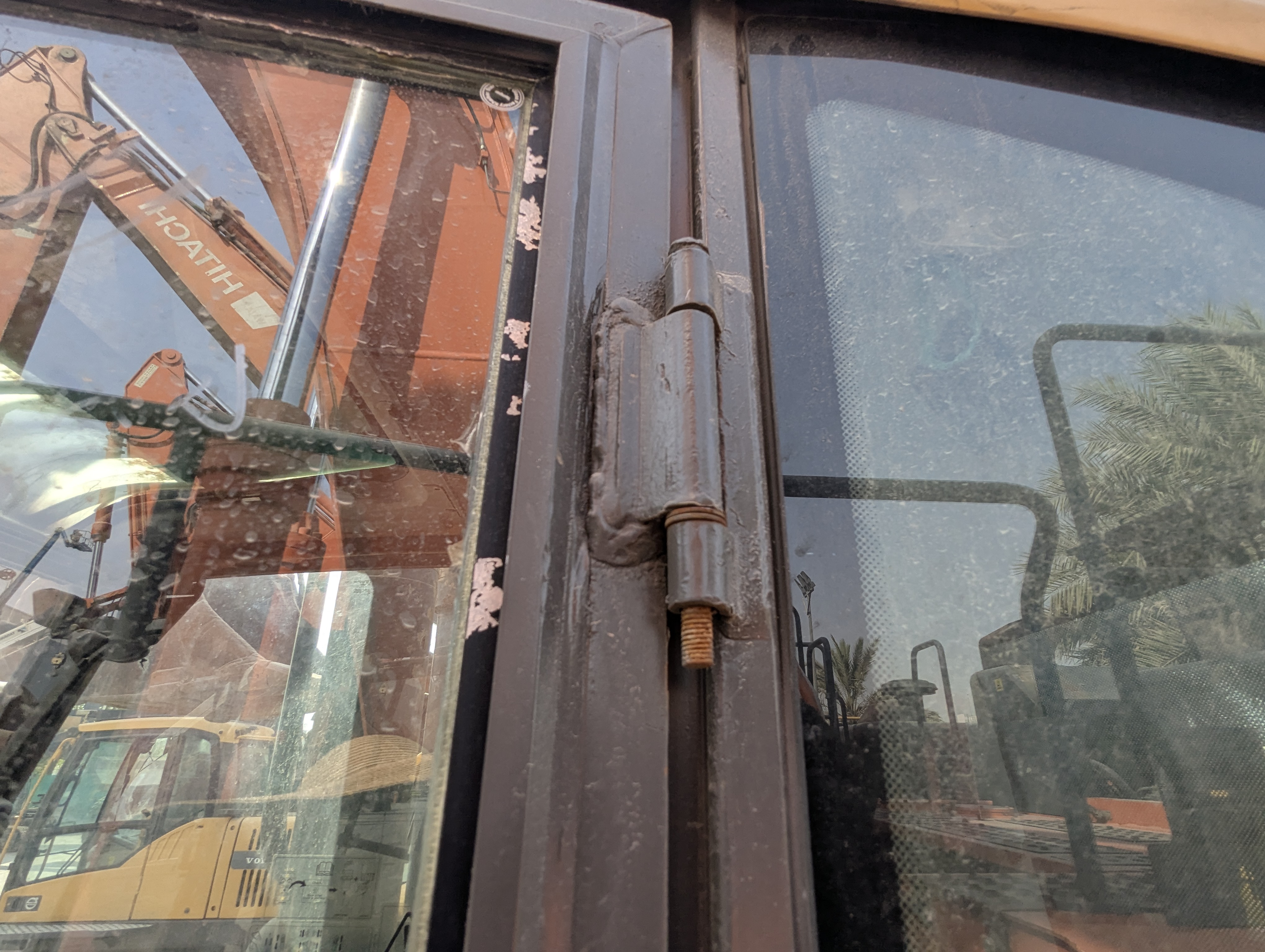 LEX-009-Volvo-EC480DH-Large-excavators-inspection-Structure-Doors-1