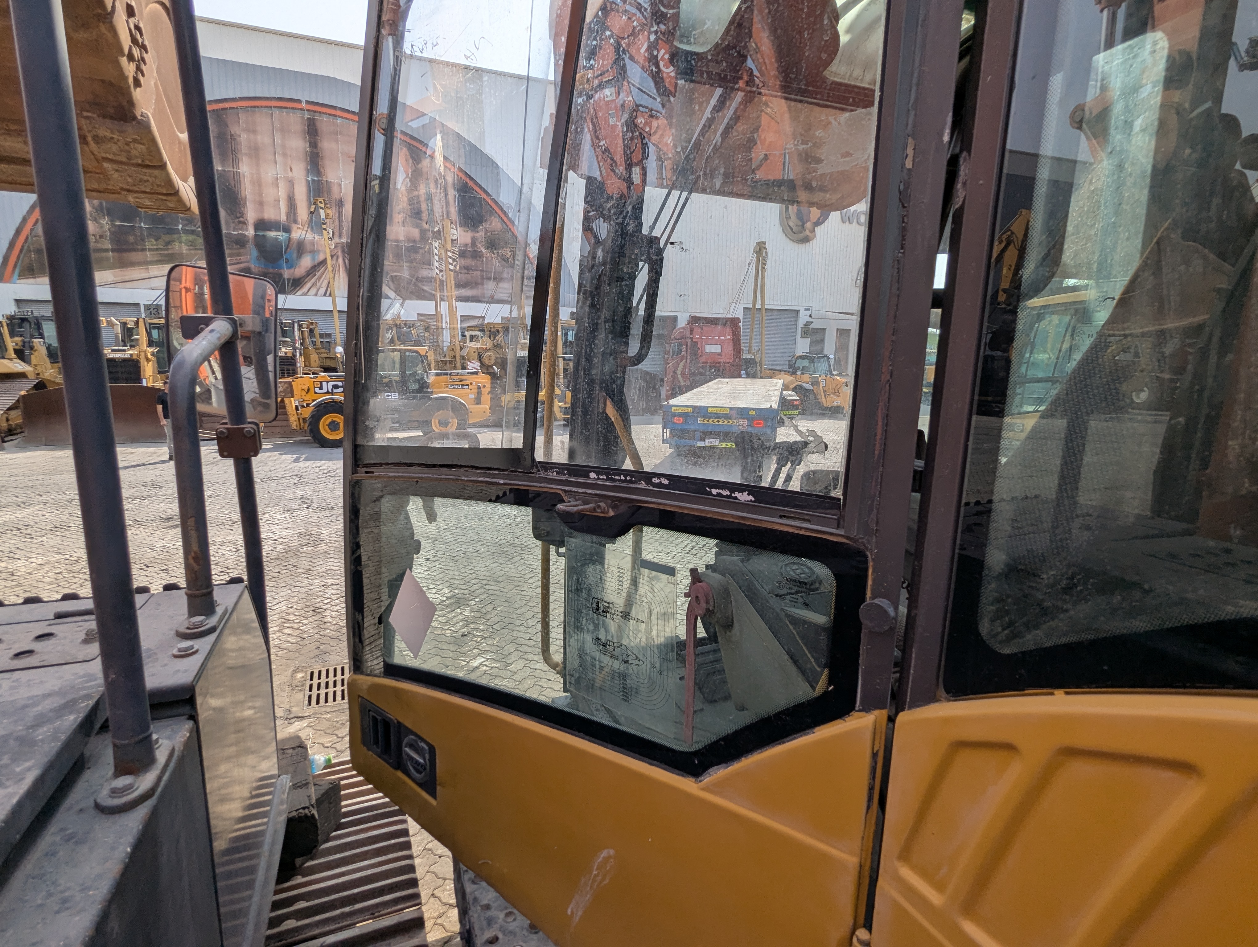 LEX-009-Volvo-EC480DH-Large-excavators-inspection-Structure-Doors-1