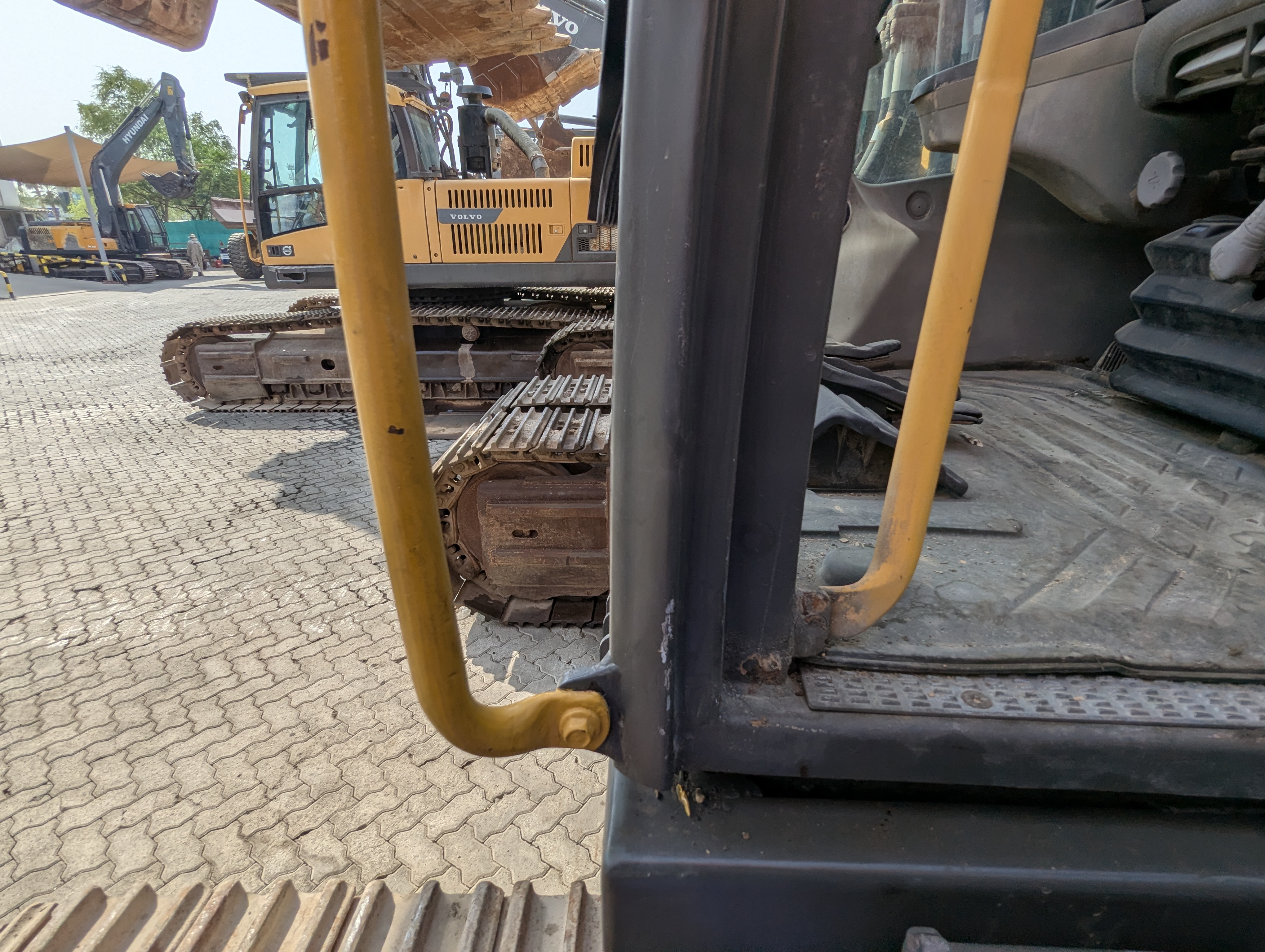 LEX-009-Volvo-EC480DH-Large-excavators-inspection-Structure-Handrails-1