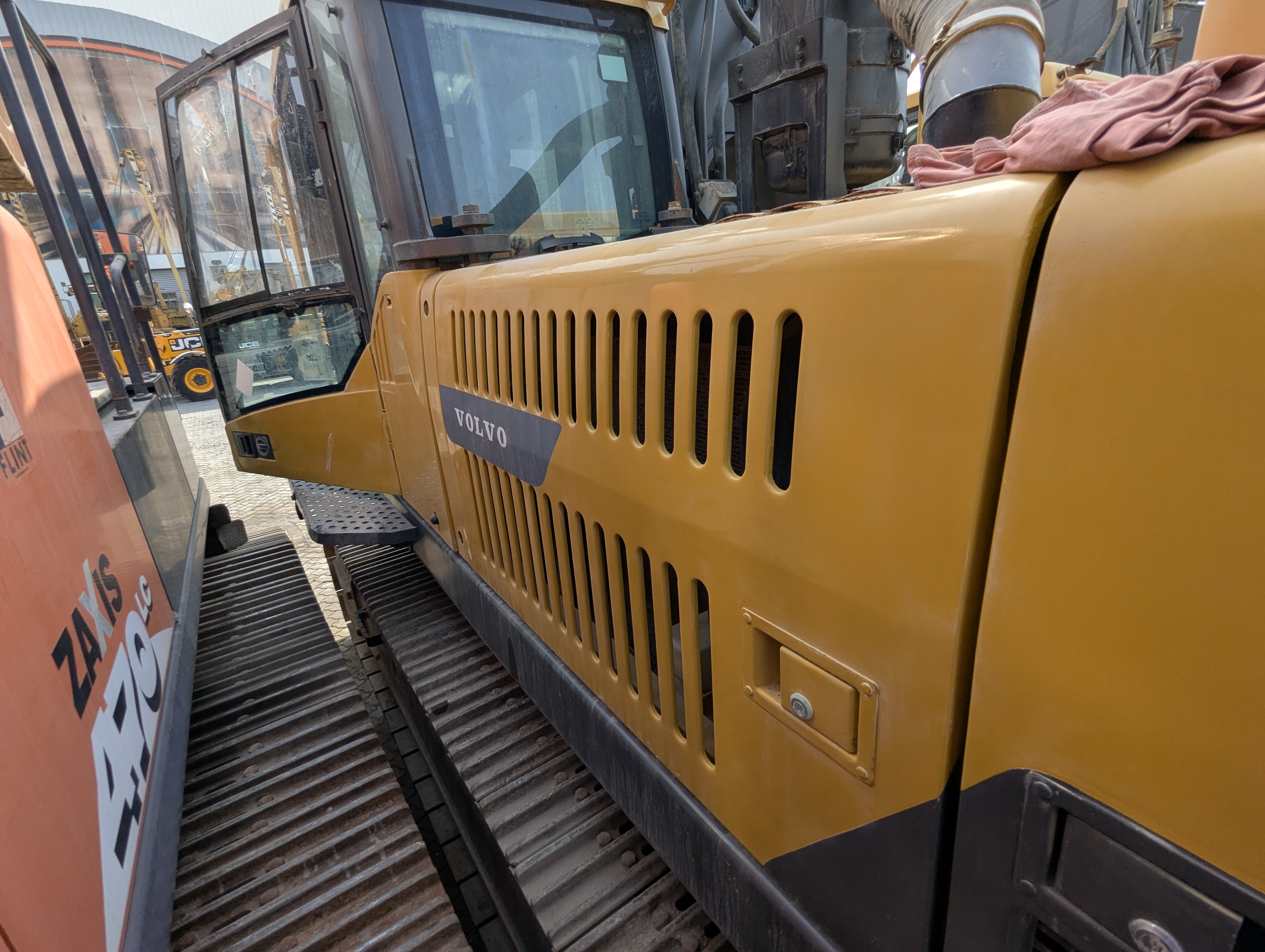 LEX-009-Volvo-EC480DH-Large-excavators-inspection-Structure-Paint-1