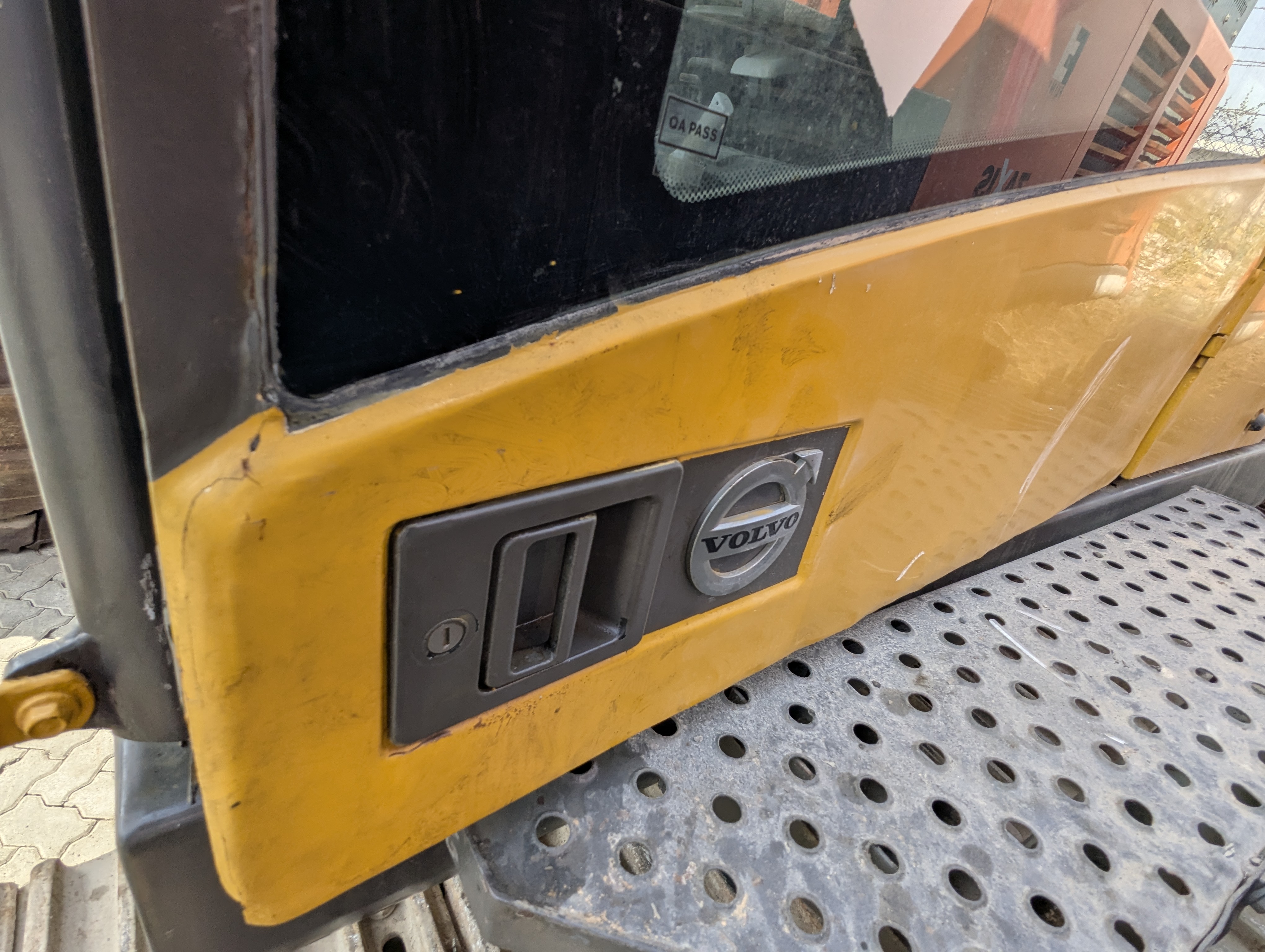 LEX-009-Volvo-EC480DH-Large-excavators-inspection-Cabin-Door-handles-1