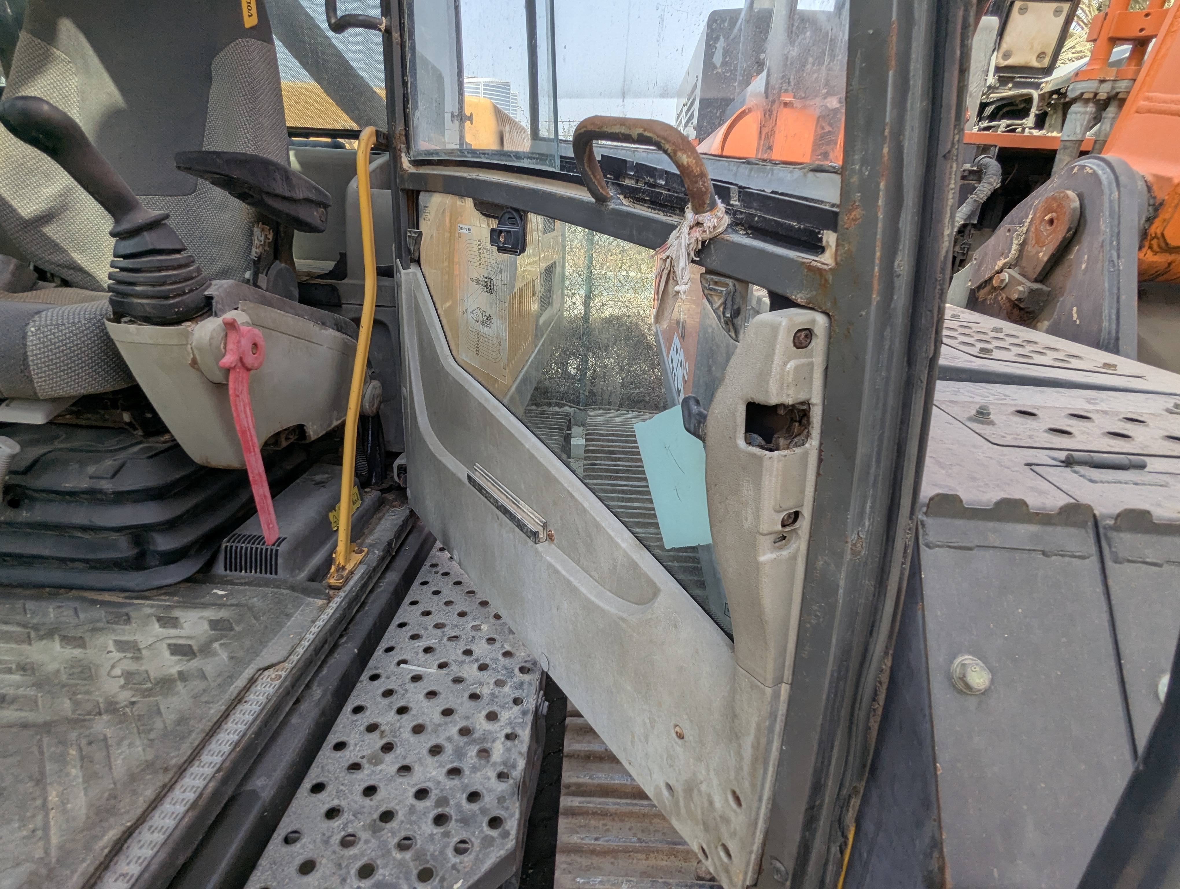 LEX-009-Volvo-EC480DH-Large-excavators-inspection-Cabin-Door-handles-1