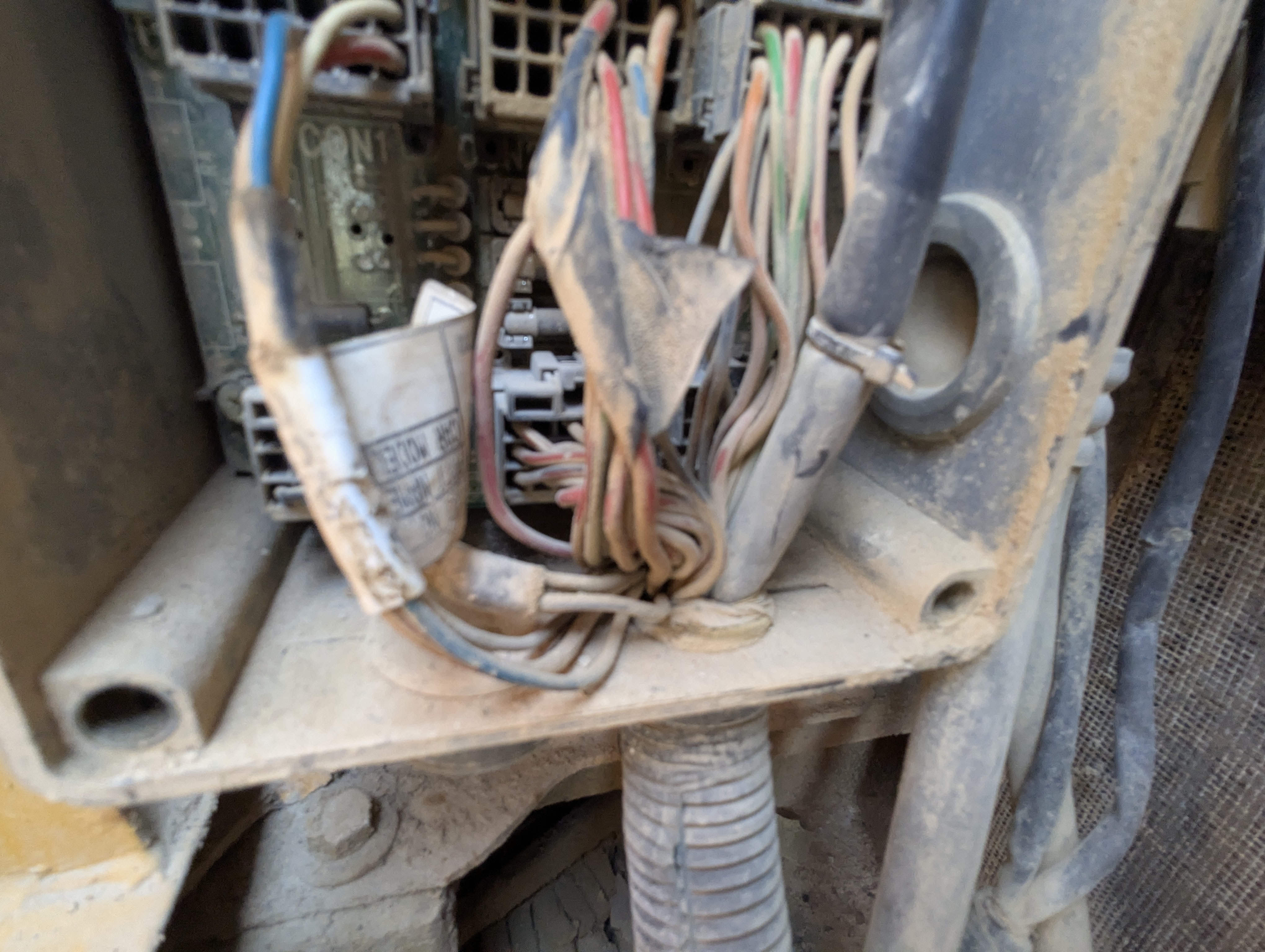 LEX-009-Volvo-EC480DH-Large-excavators-inspection-Electronics-Main-harness-1