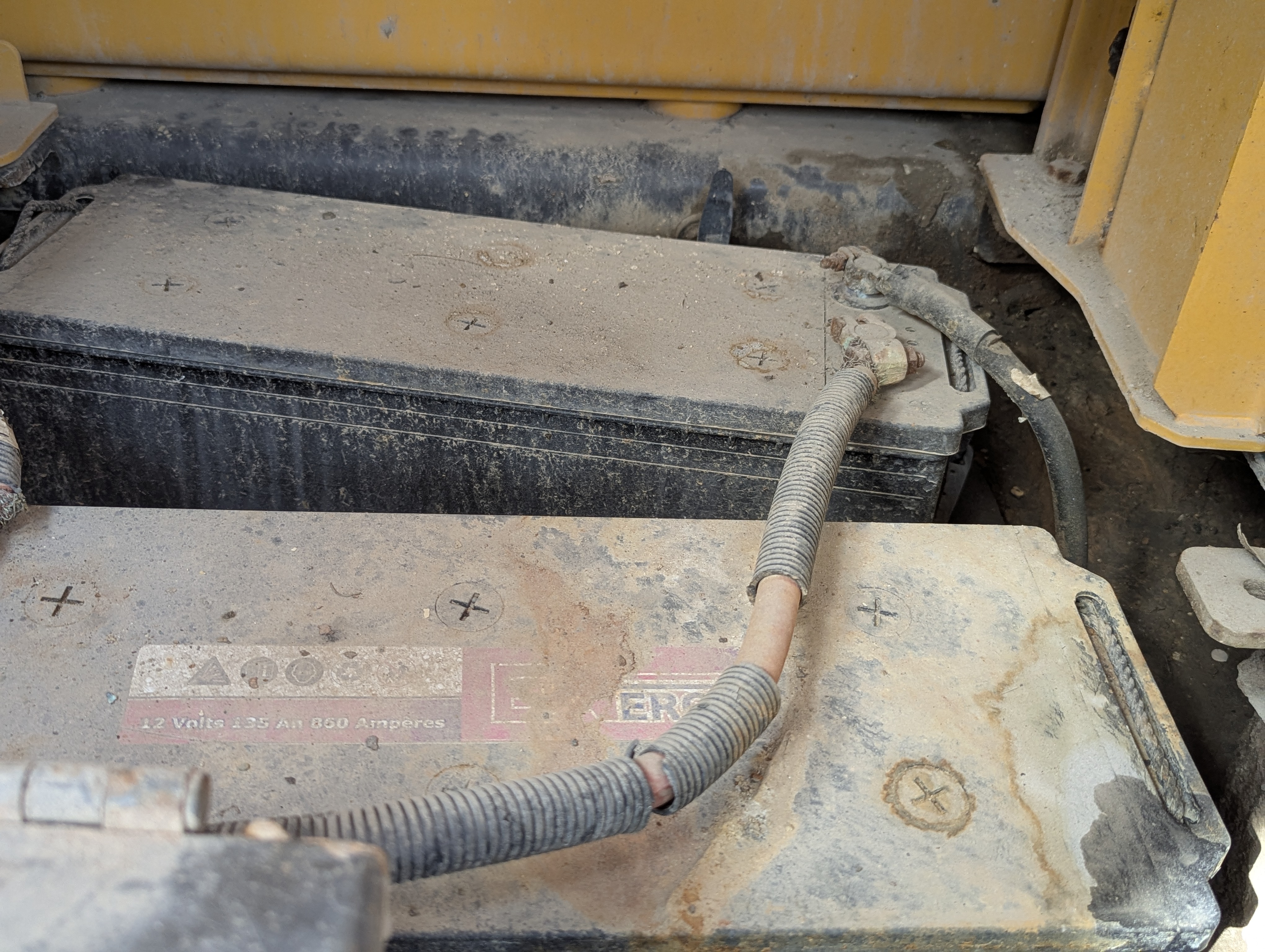 LEX-009-Volvo-EC480DH-Large-excavators-inspection-Electronics-Battery-1