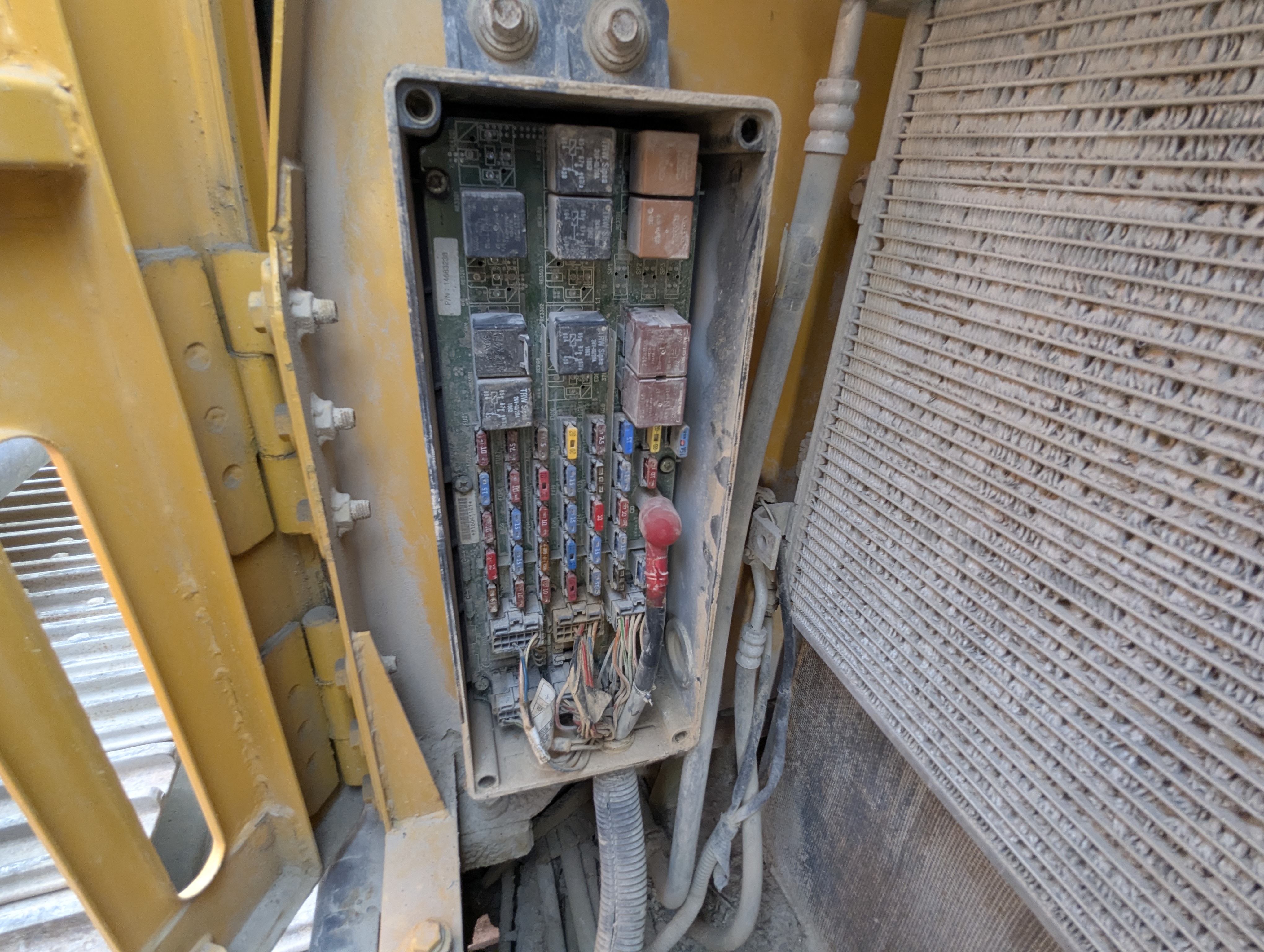 LEX-009-Volvo-EC480DH-Large-excavators-inspection-Electronics-Fuse-box-1