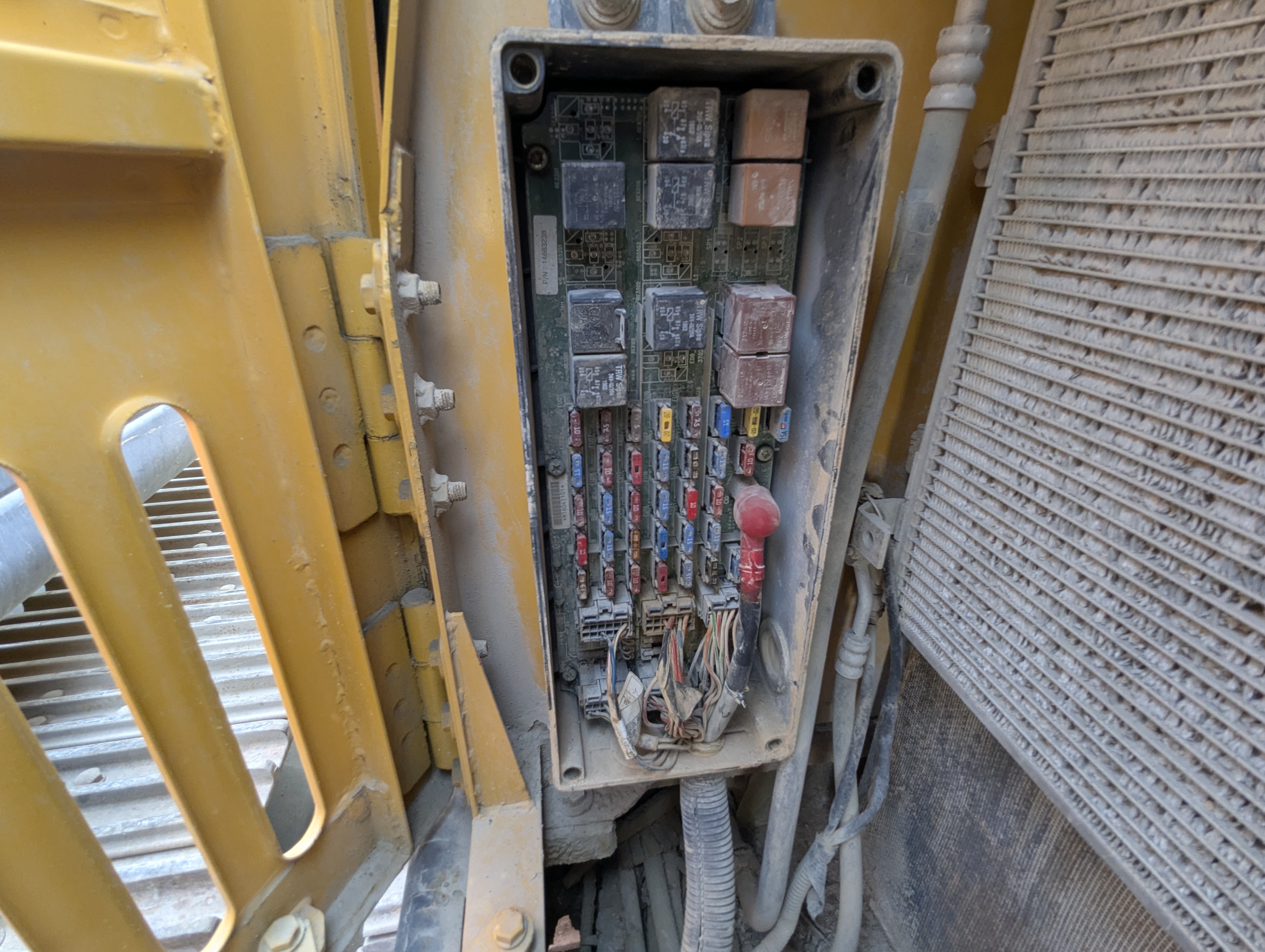 LEX-009-Volvo-EC480DH-Large-excavators-inspection-Electronics-Fuse-box-1