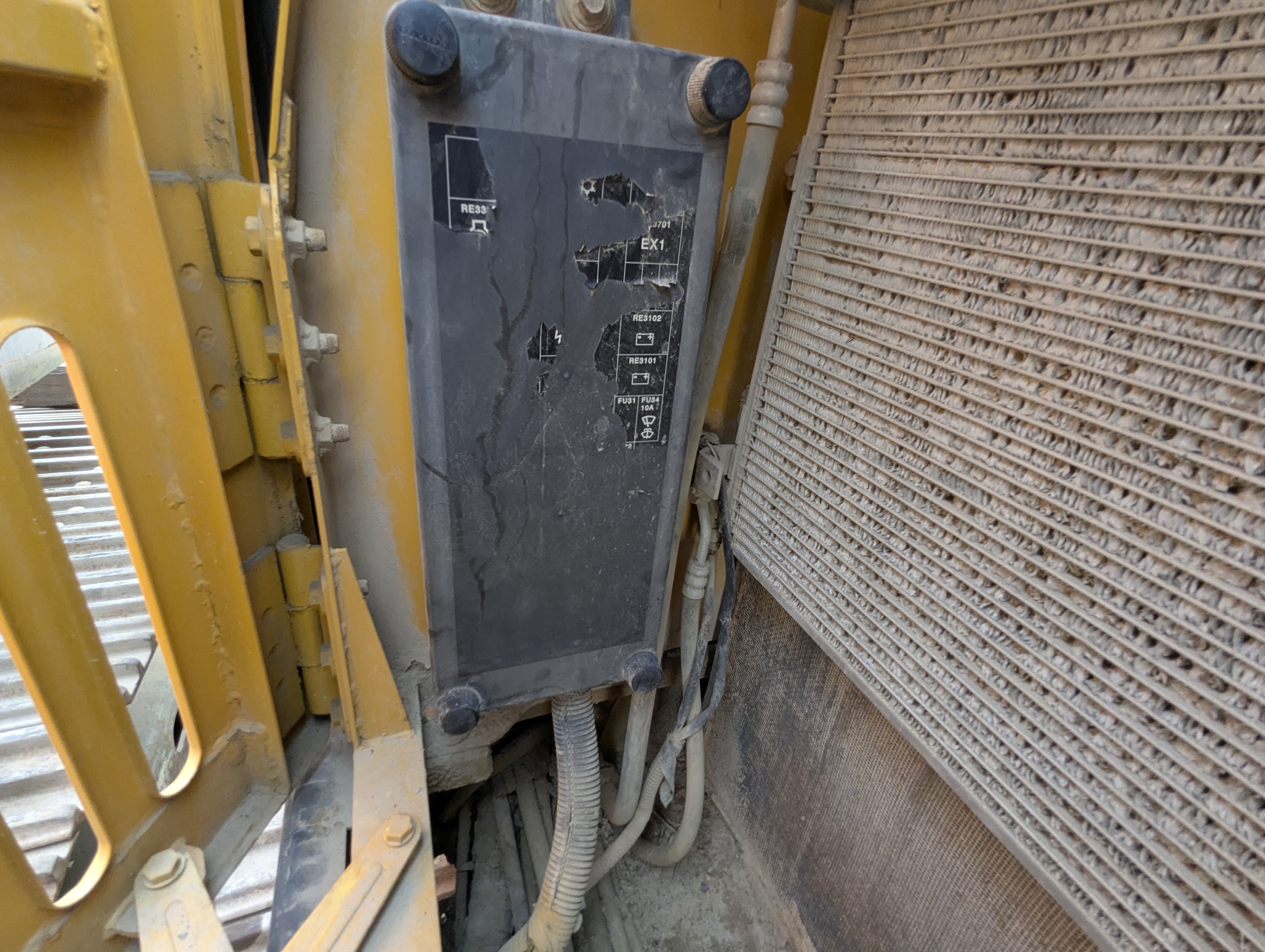 LEX-009-Volvo-EC480DH-Large-excavators-inspection-Electronics-Fuse-box-1