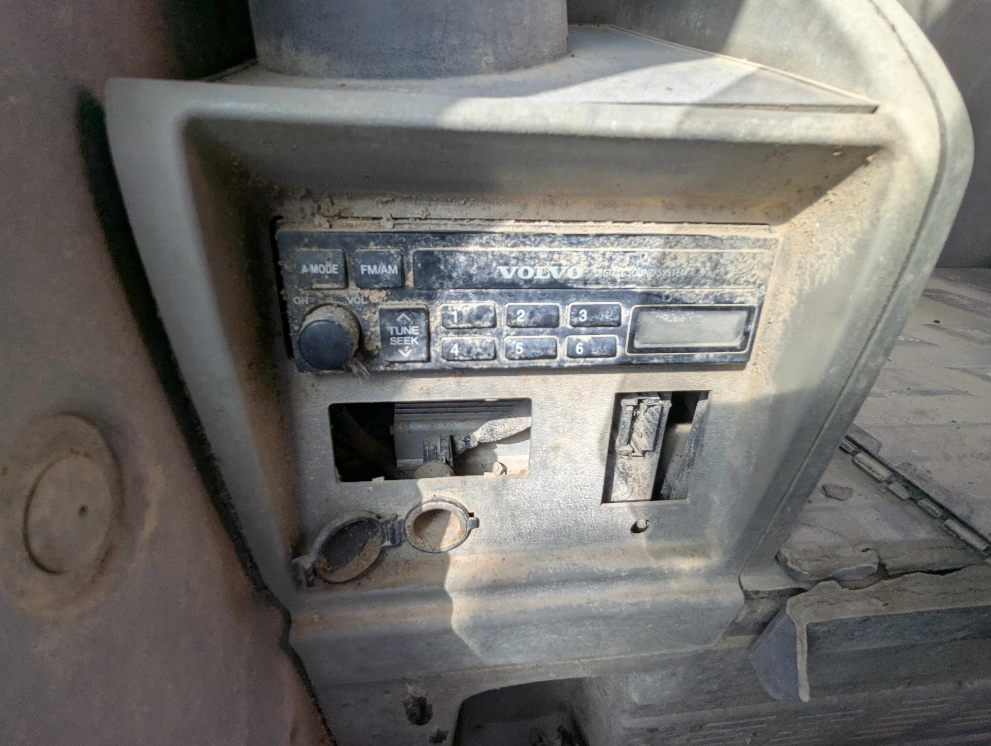 LEX-009-Volvo-EC480DH-Large-excavators-inspection-Electronics-Electronic-instrument-board-1
