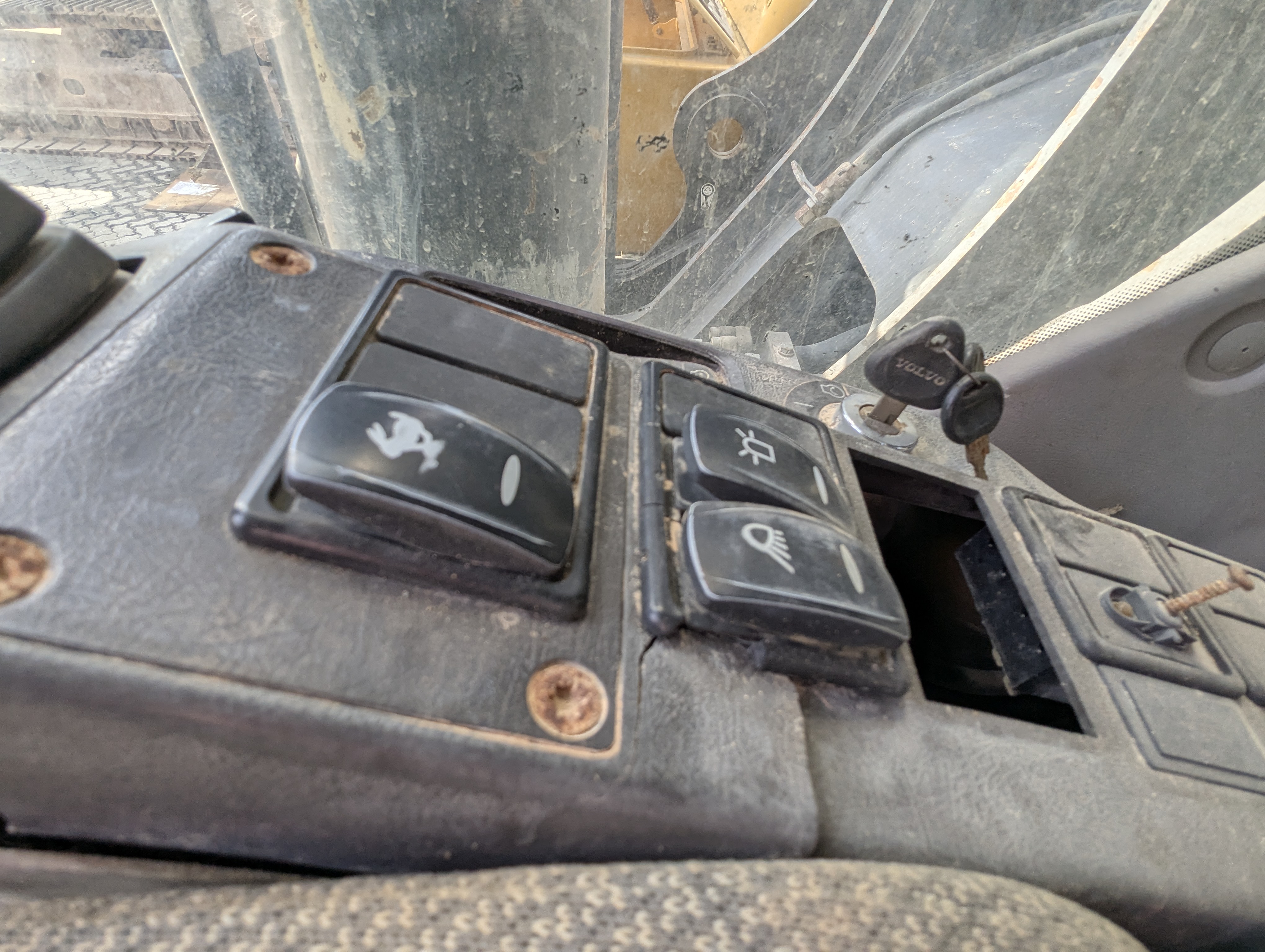 LEX-009-Volvo-EC480DH-Large-excavators-inspection-Electronics-Electronic-instrument-board-1