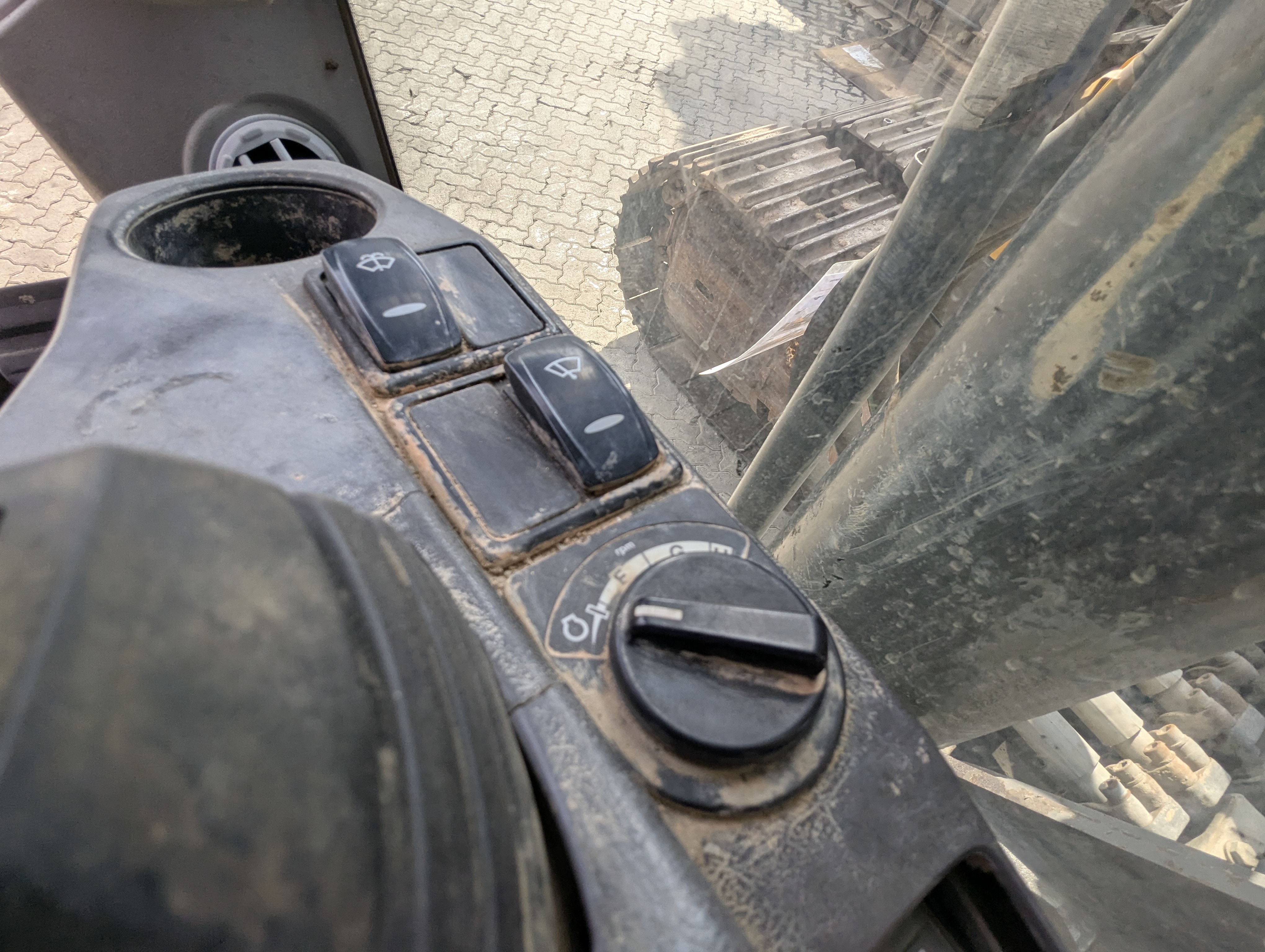 LEX-009-Volvo-EC480DH-Large-excavators-inspection-Electronics-Electronic-instrument-board-1