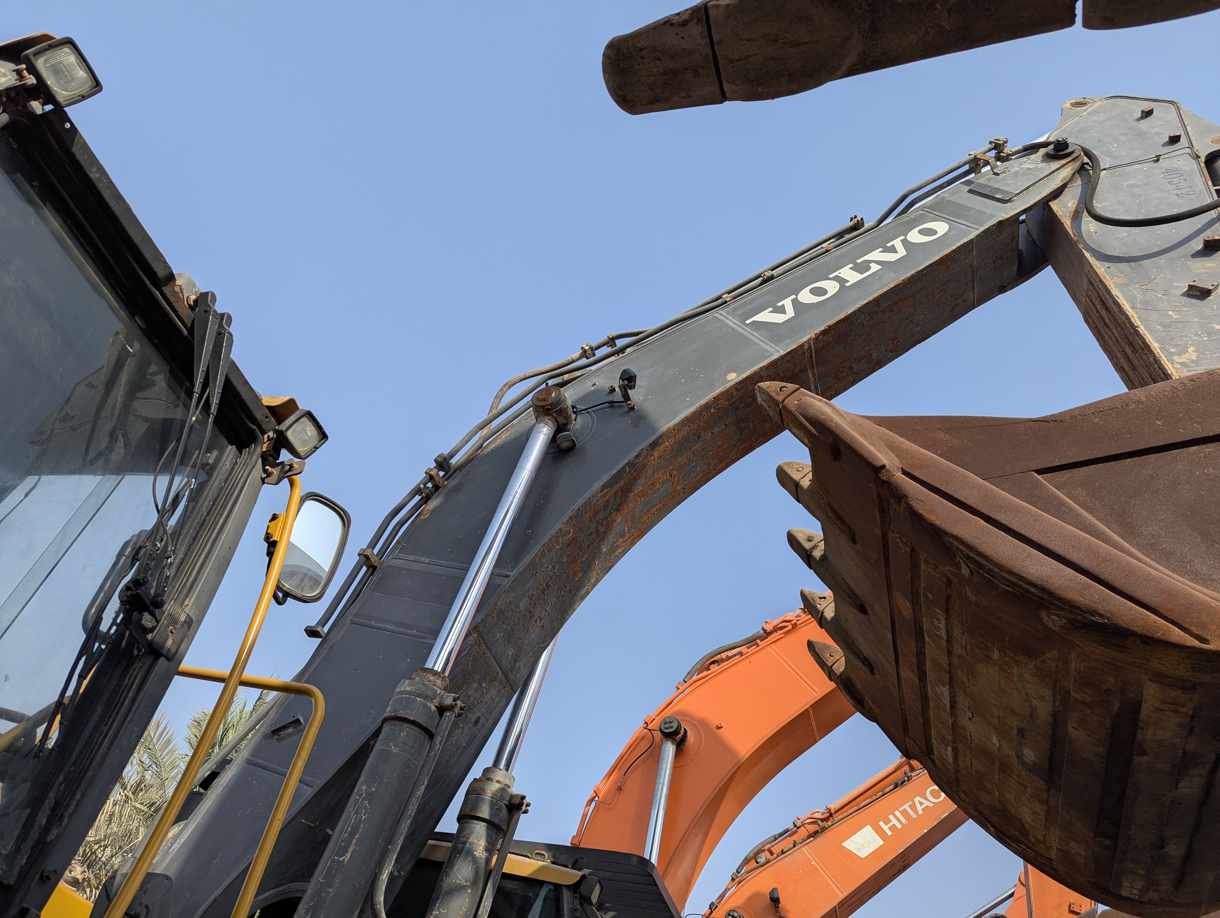LEX-009-Volvo-EC480DH-Large-excavators-inspection-Chassis-Boom-1