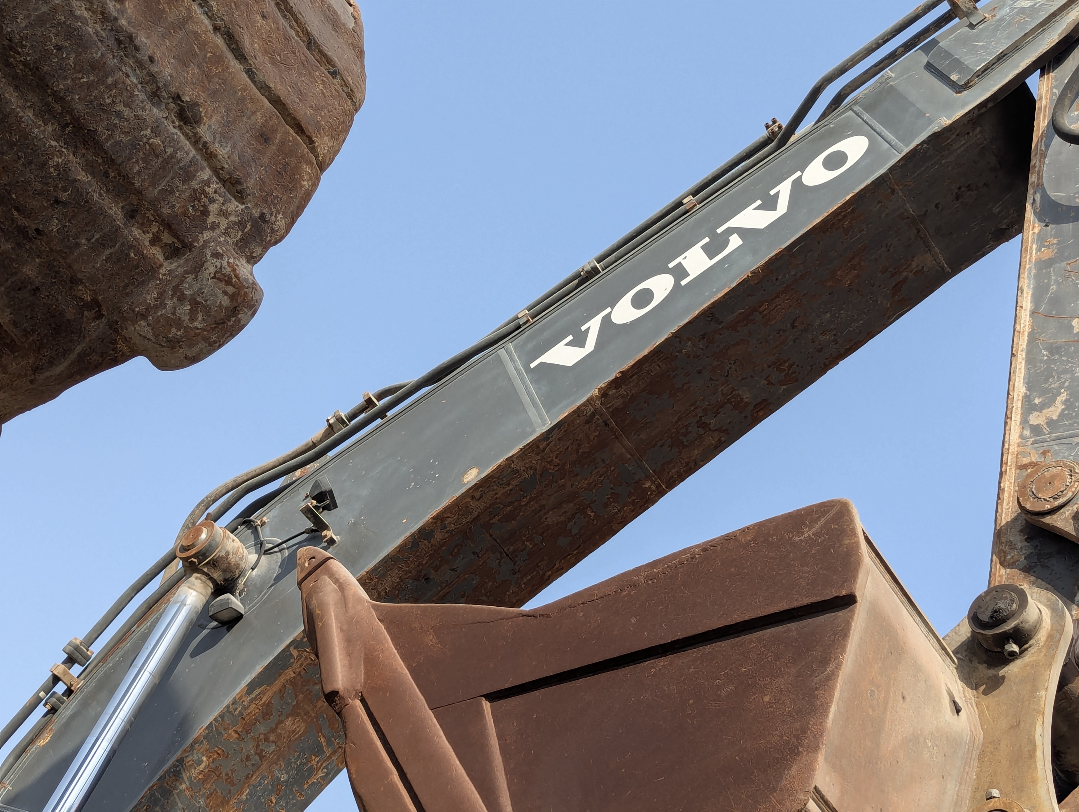 LEX-009-Volvo-EC480DH-Large-excavators-inspection-Chassis-Boom-1