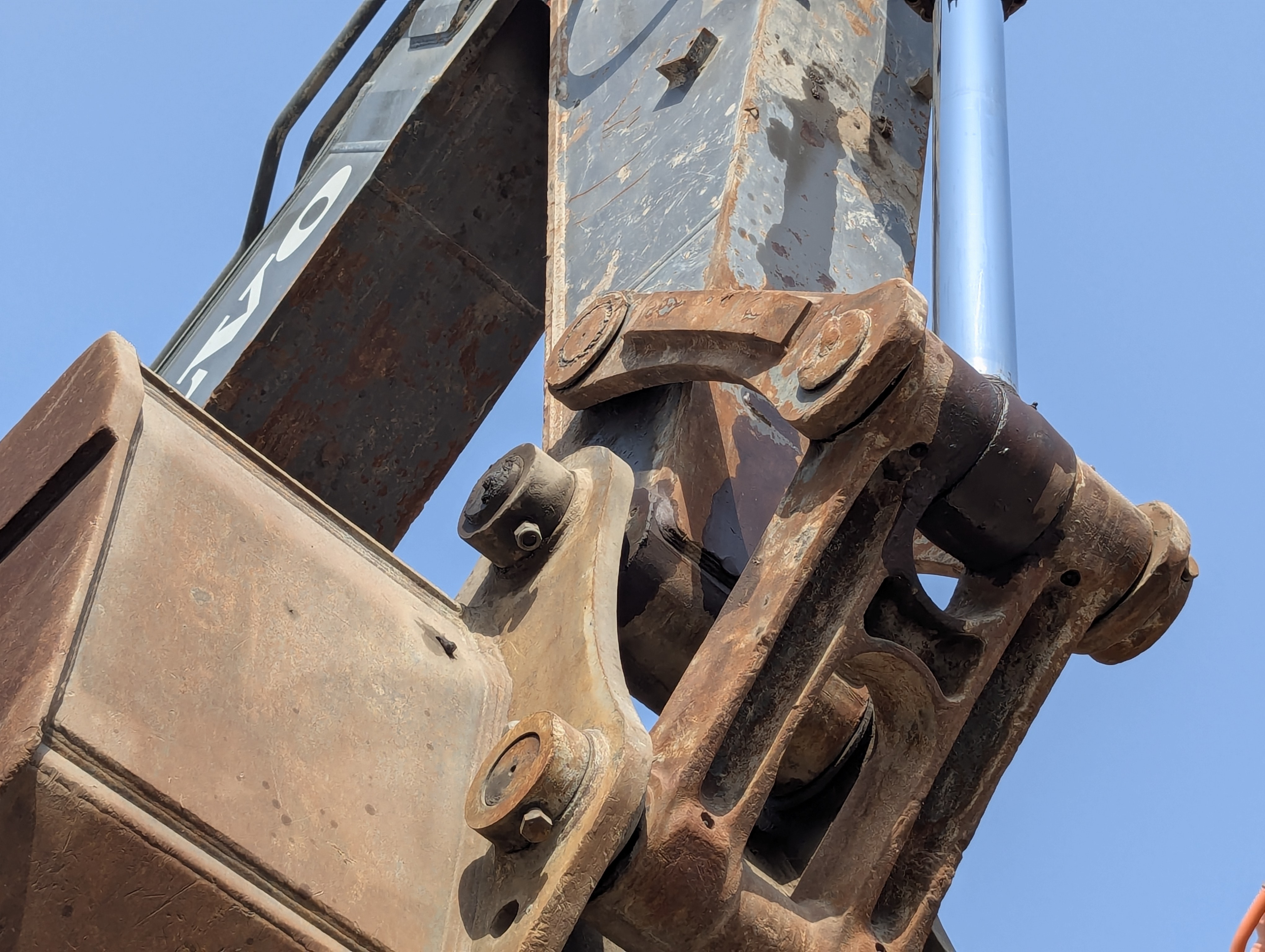 LEX-009-Volvo-EC480DH-Large-excavators-inspection-Chassis-H-link-1