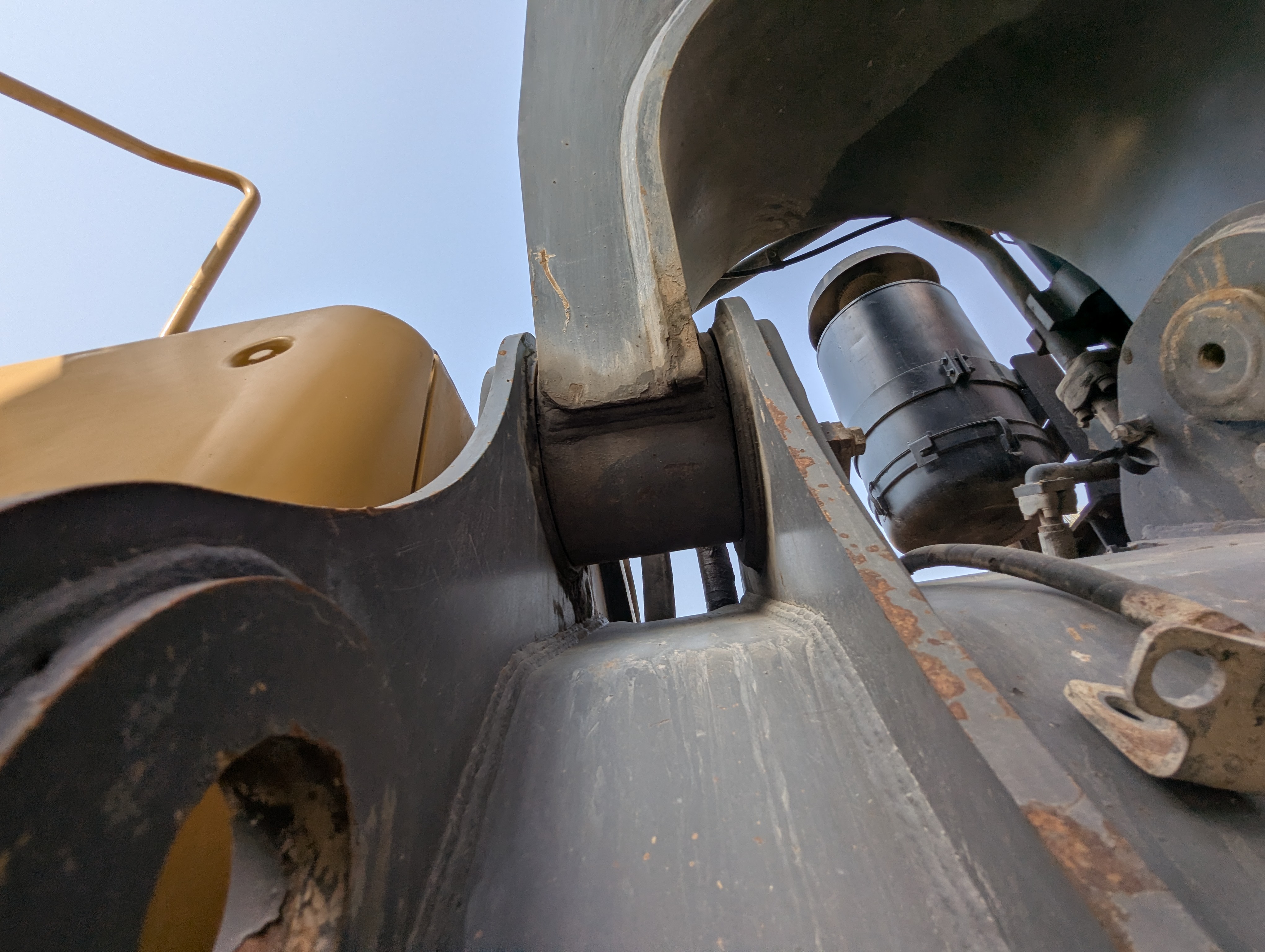 LEX-009-Volvo-EC480DH-Large-excavators-inspection-Chassis-Boom-base-pin-and-bushings-1