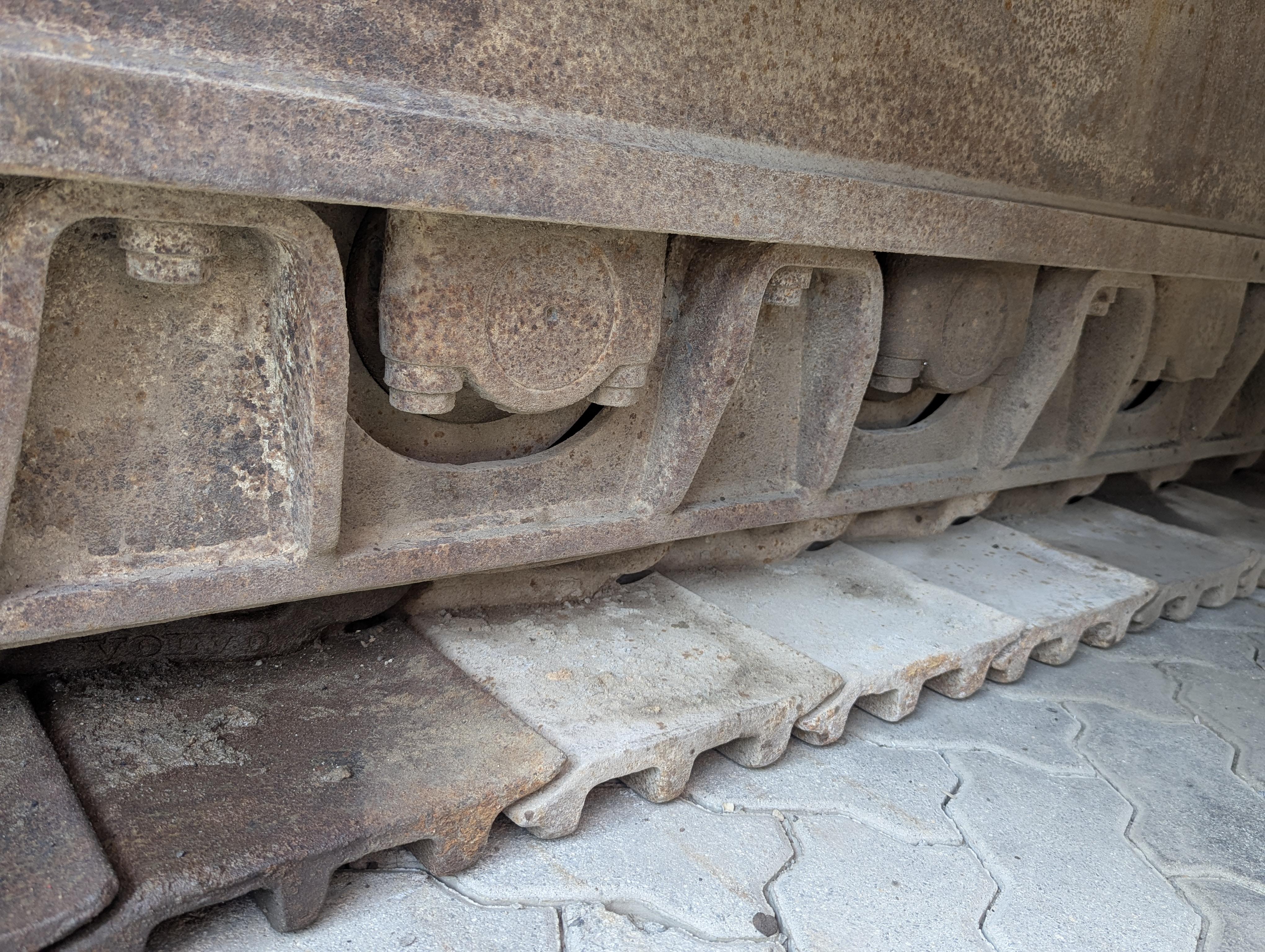 LEX-009-Volvo-EC480DH-Large-excavators-inspection-Undercarriage-Left-track-rollers-1