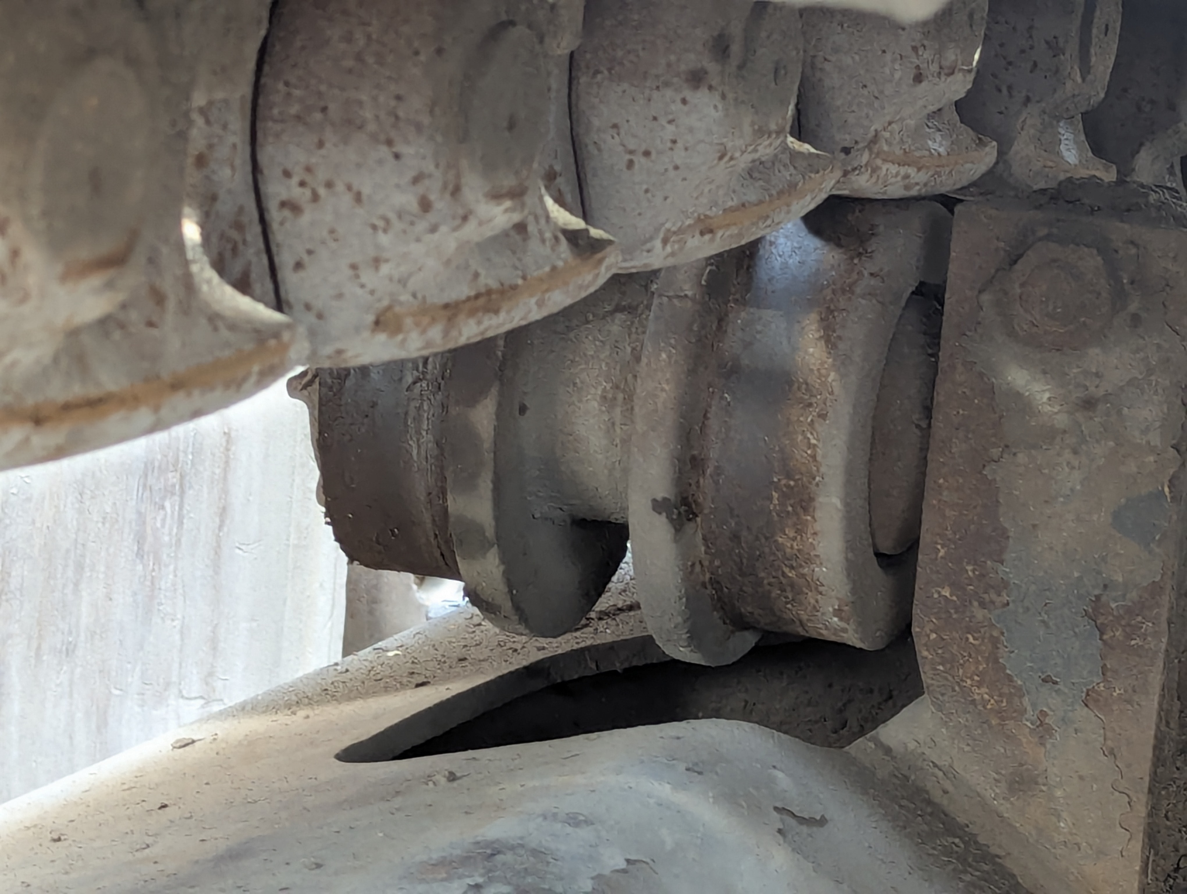 LEX-009-Volvo-EC480DH-Large-excavators-inspection-Undercarriage-Left-carrier-rollers-1