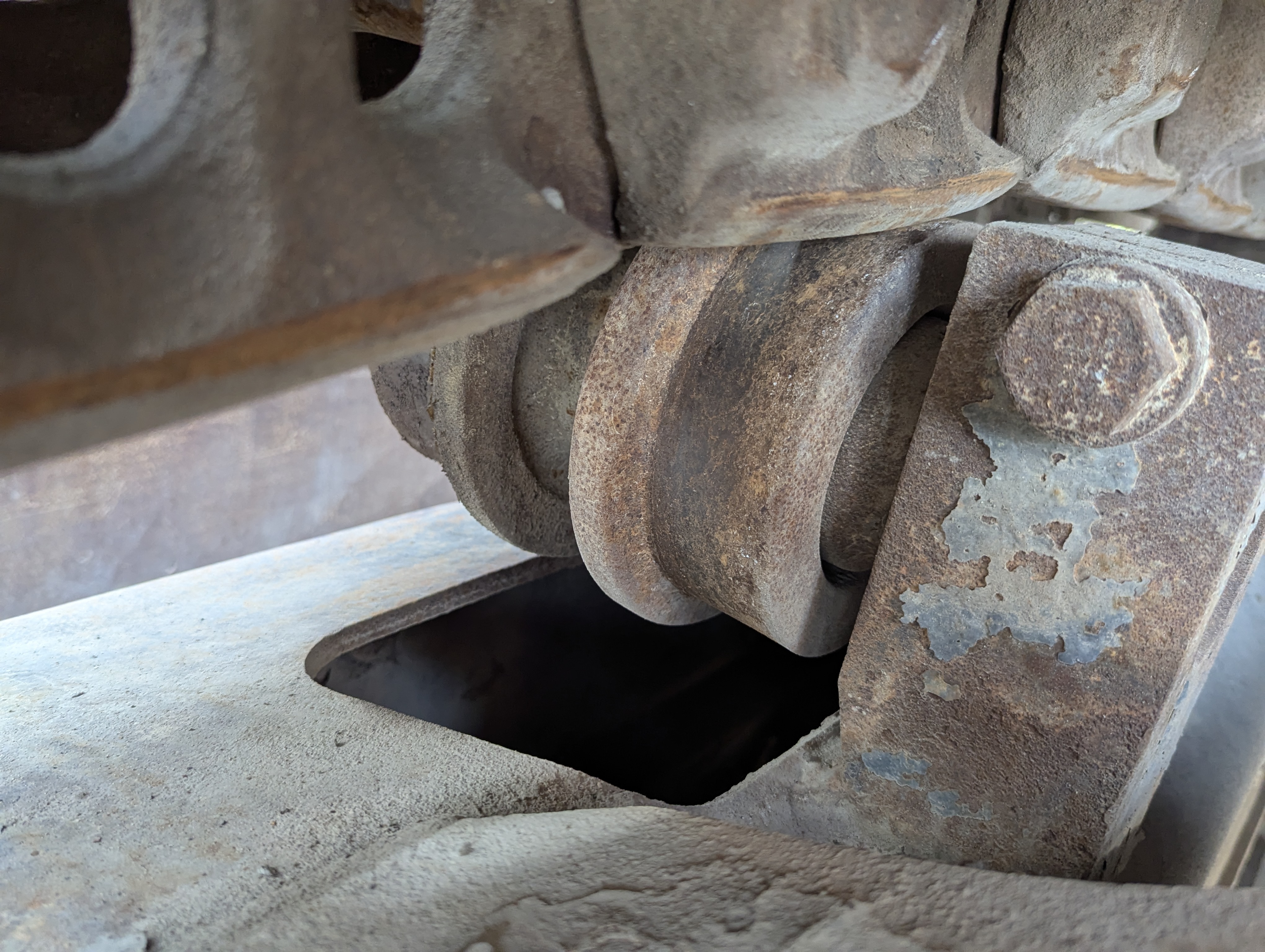 LEX-009-Volvo-EC480DH-Large-excavators-inspection-Undercarriage-Left-carrier-rollers-1