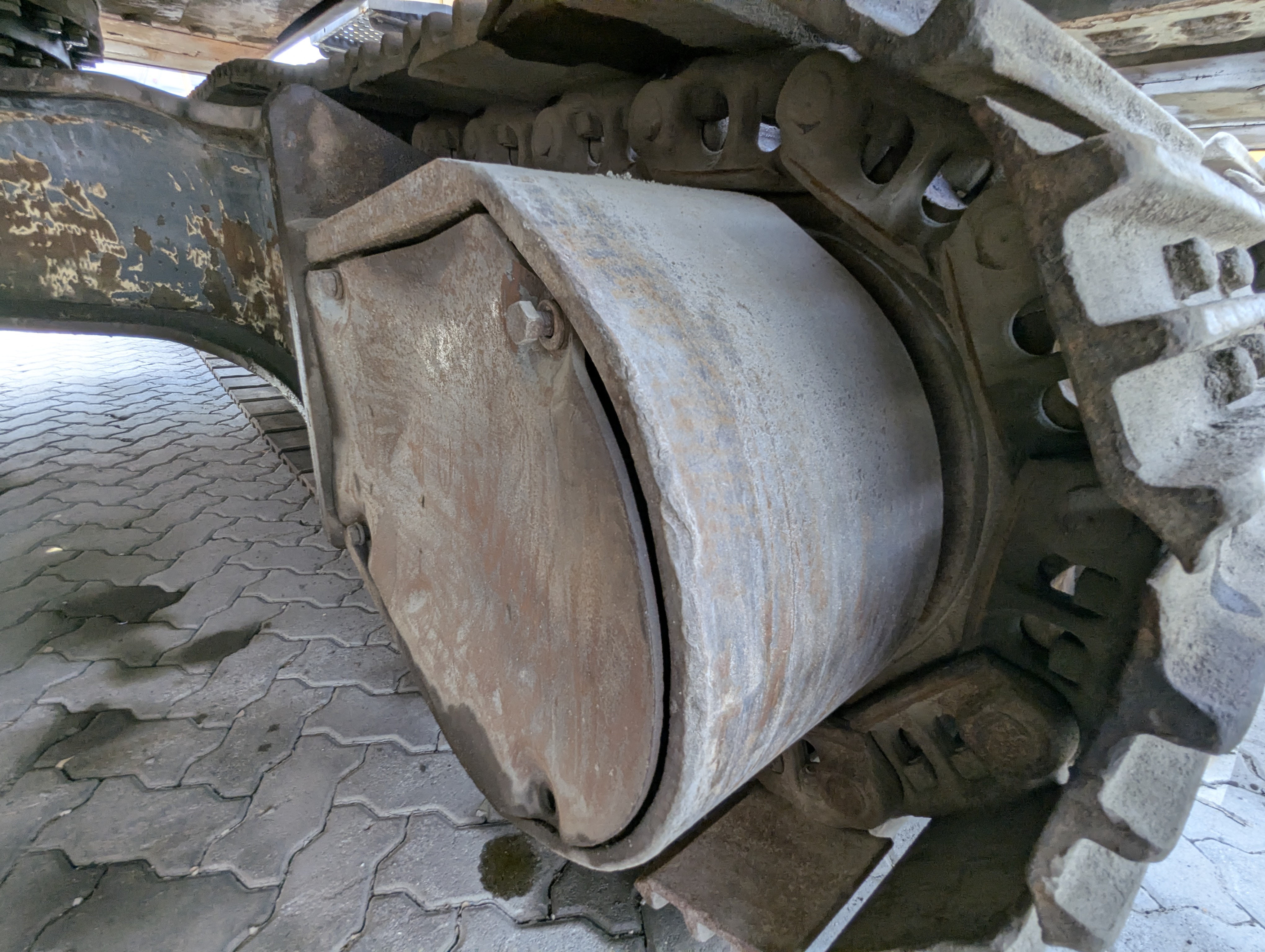 LEX-009-Volvo-EC480DH-Large-excavators-inspection-Undercarriage-Left-sprocket-1