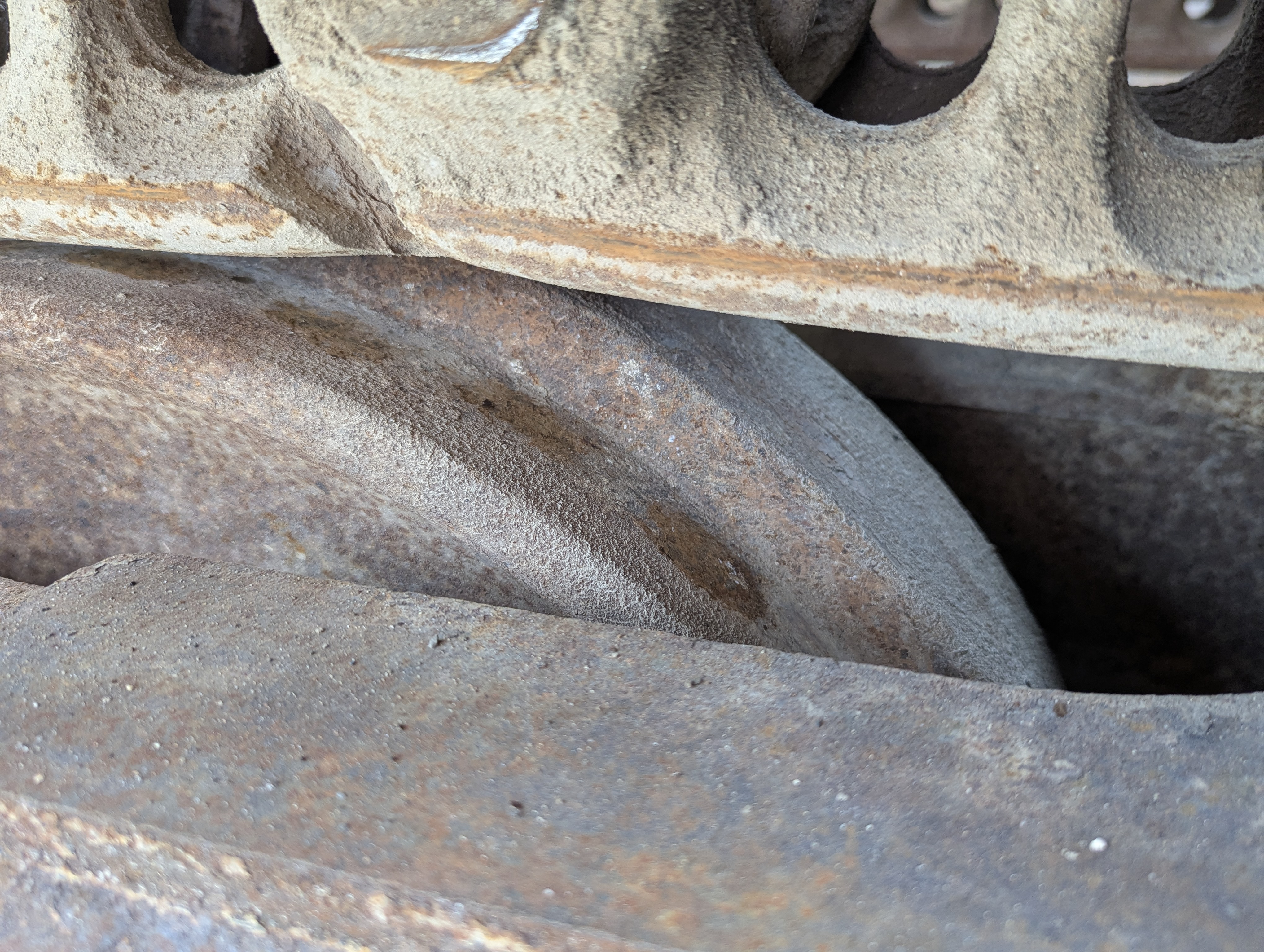 LEX-009-Volvo-EC480DH-Large-excavators-inspection-Undercarriage-left-idler-1