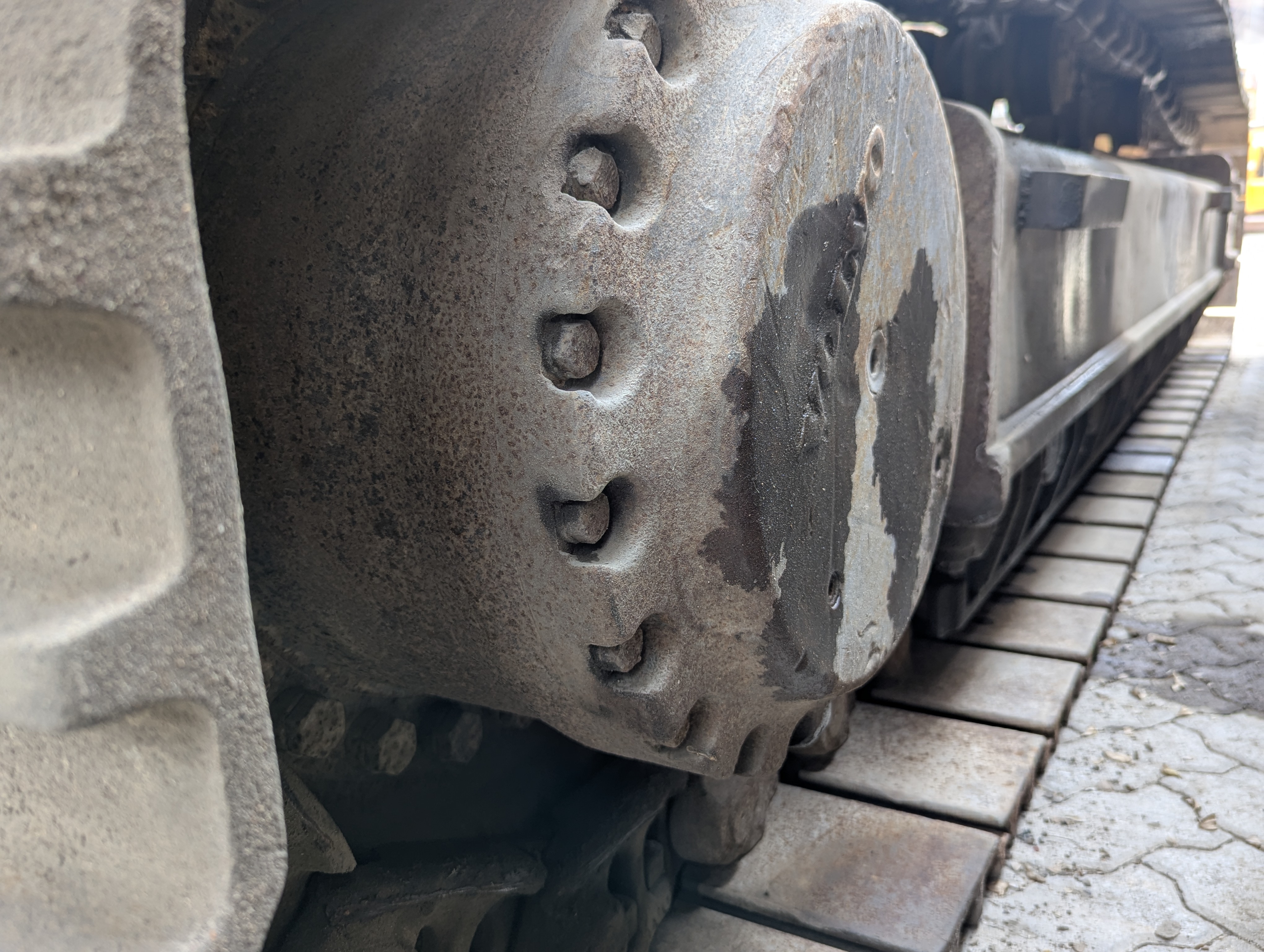LEX-009-Volvo-EC480DH-Large-excavators-inspection-Undercarriage-Final-drives-1