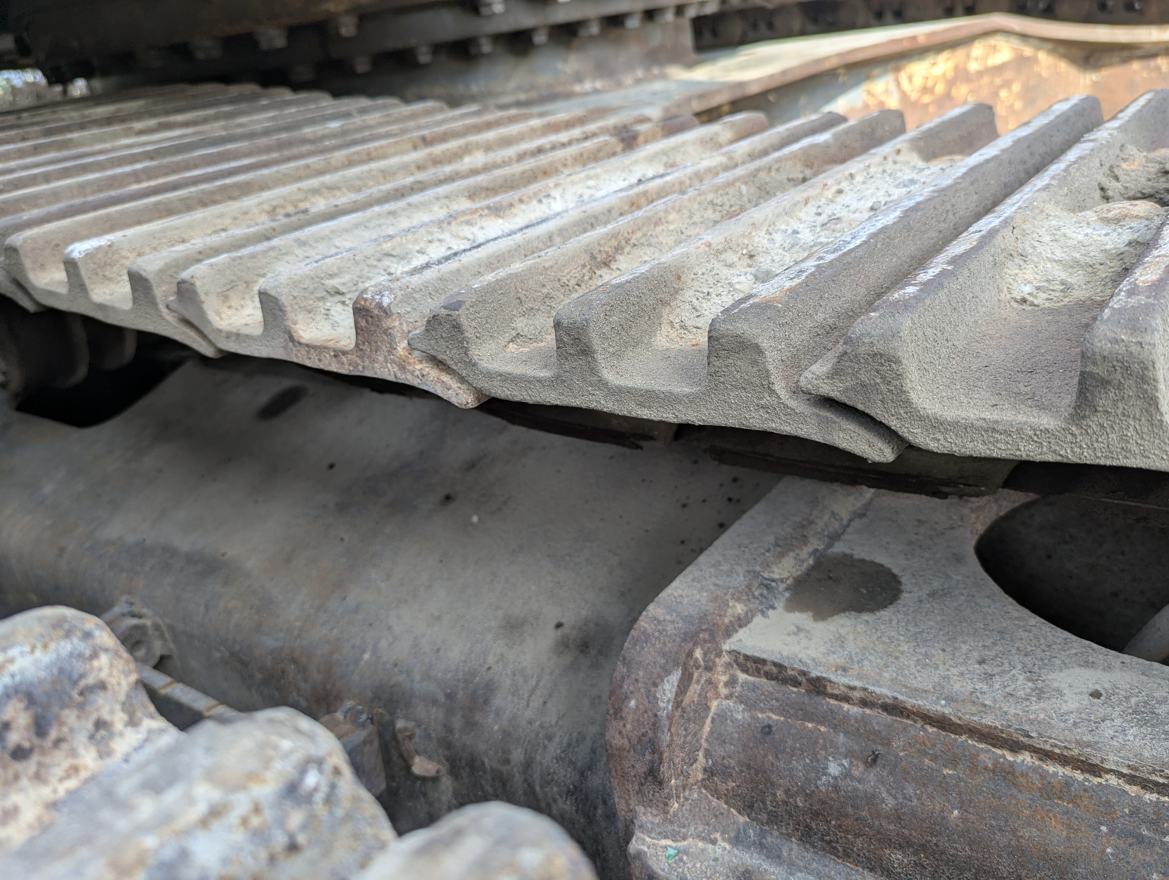 LEX-009-Volvo-EC480DH-Large-excavators-inspection-Undercarriage-Left-track-tensioner-1
