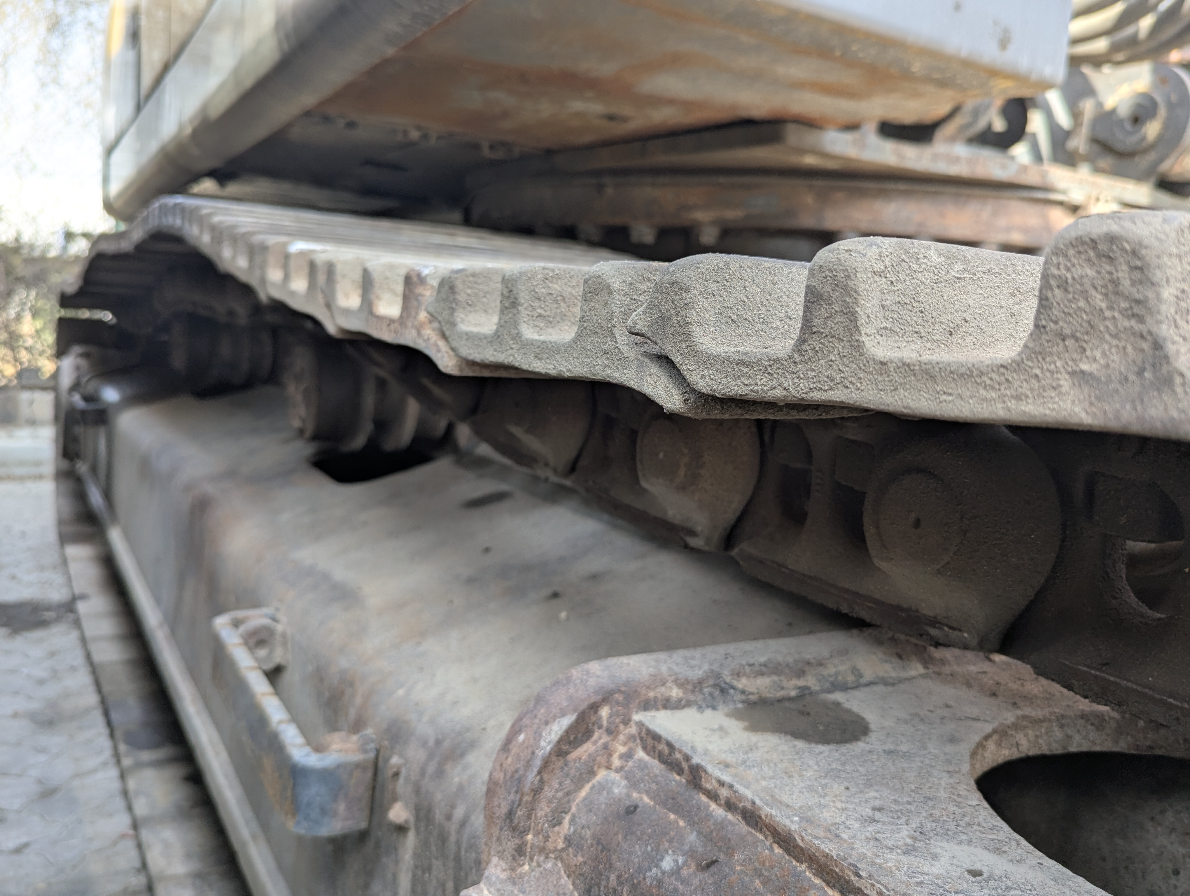 LEX-009-Volvo-EC480DH-Large-excavators-inspection-Undercarriage-Left-track-tensioner-1