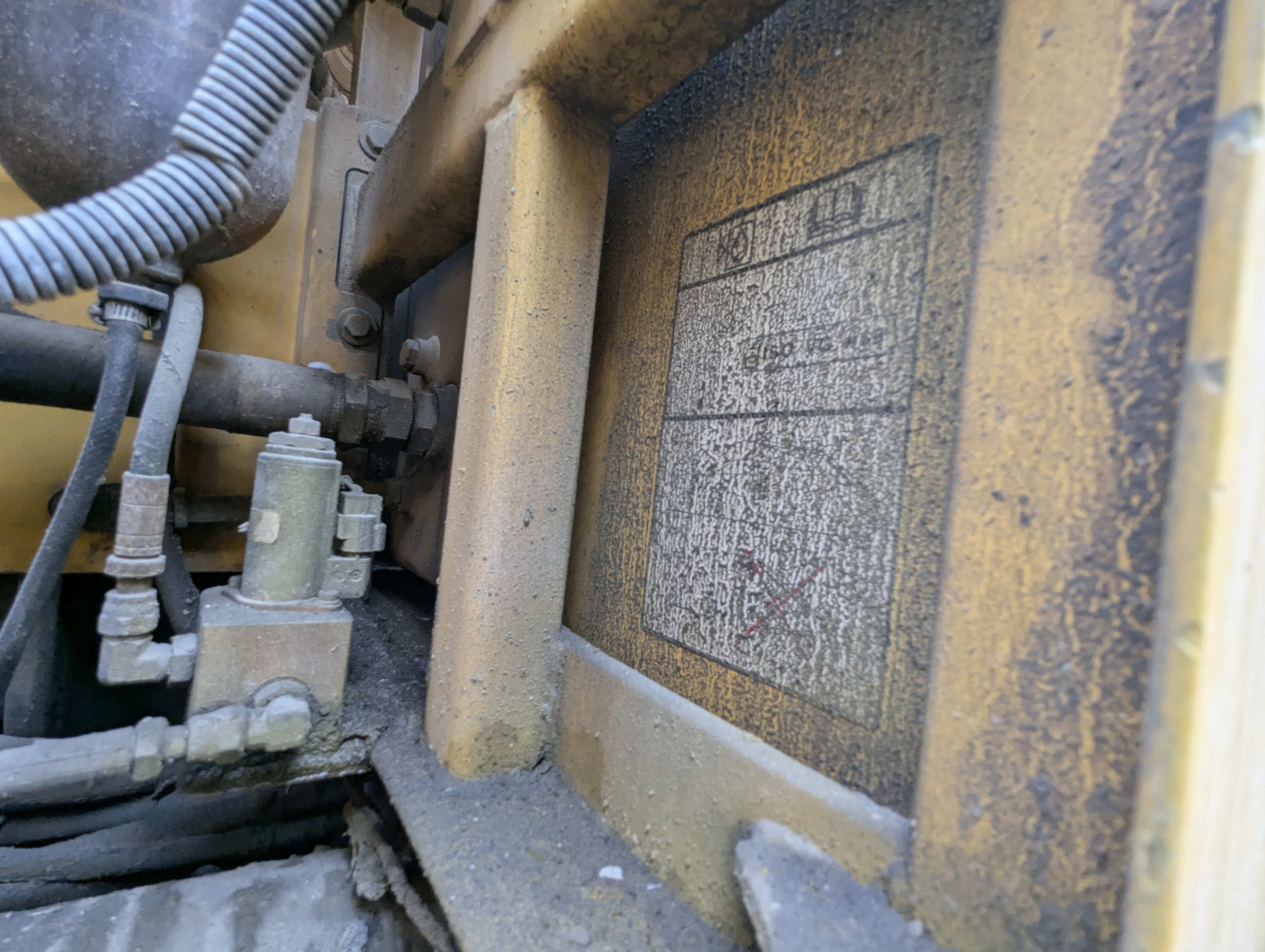 LEX-009-Volvo-EC480DH-Large-excavators-inspection-Engine-Fuel-tank-1