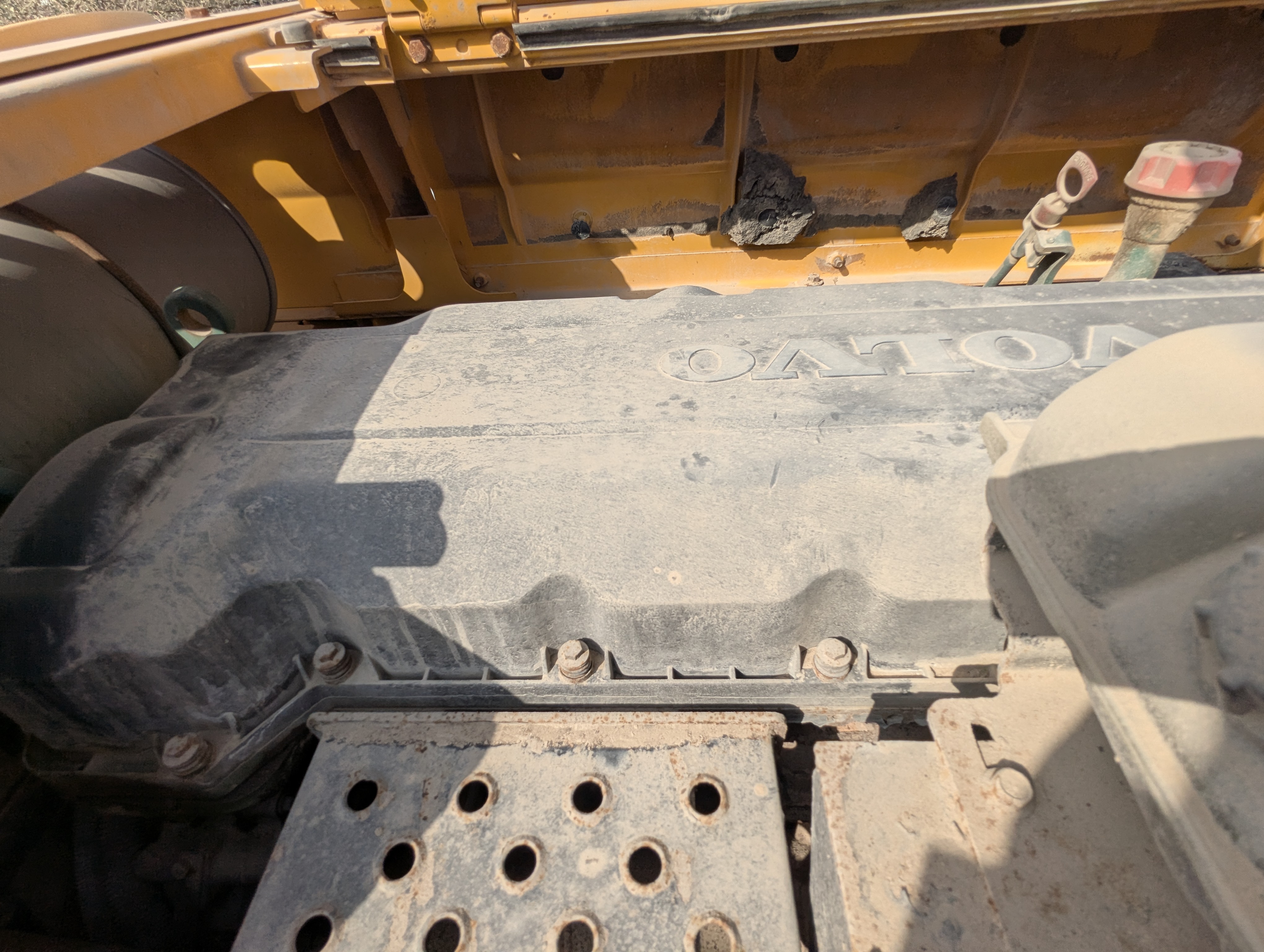 LEX-009-Volvo-EC480DH-Large-excavators-inspection-Engine-Engine-oil-leaks-1