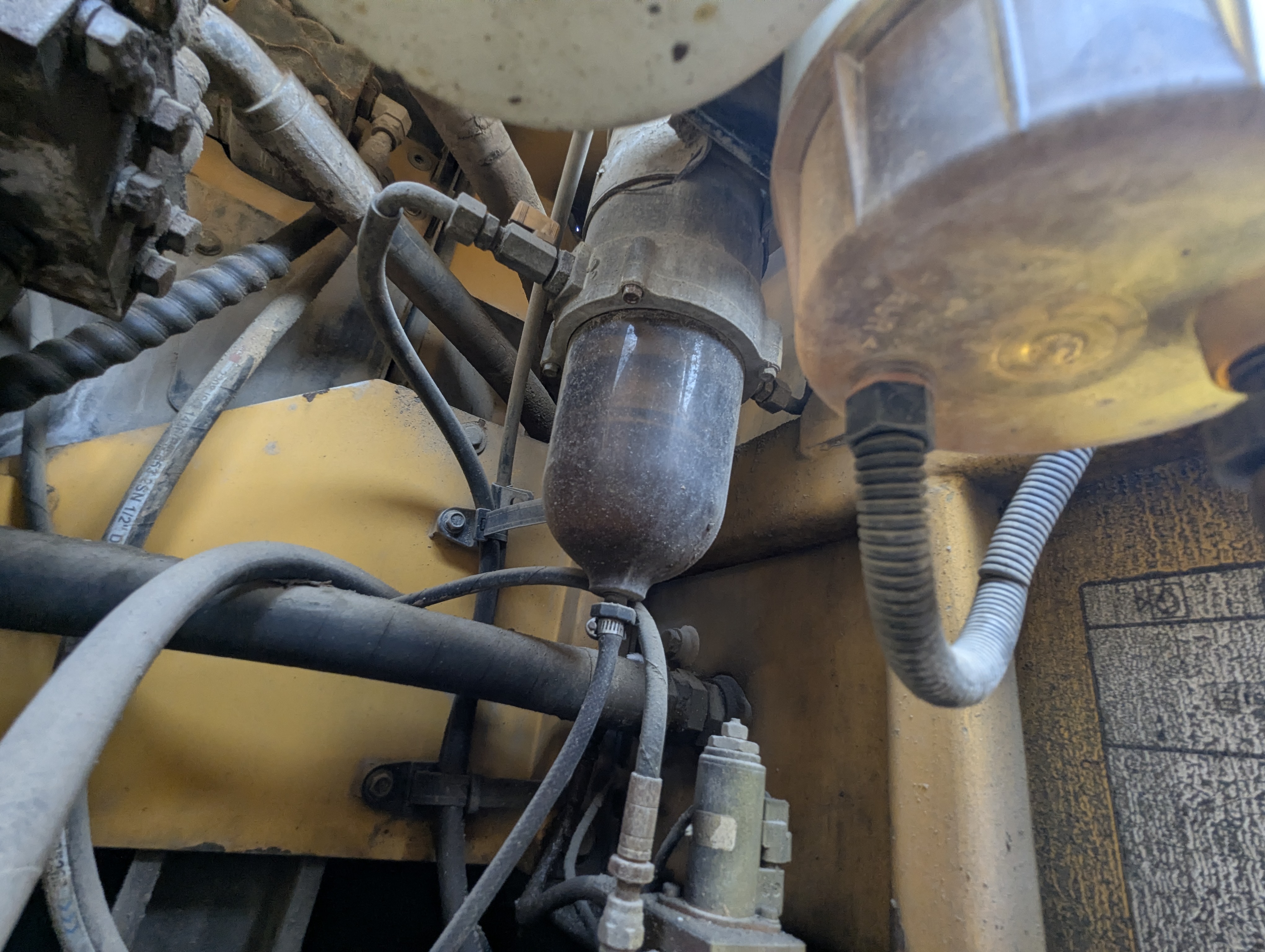 LEX-009-Volvo-EC480DH-Large-excavators-inspection-Engine-Fuel-leaks-1