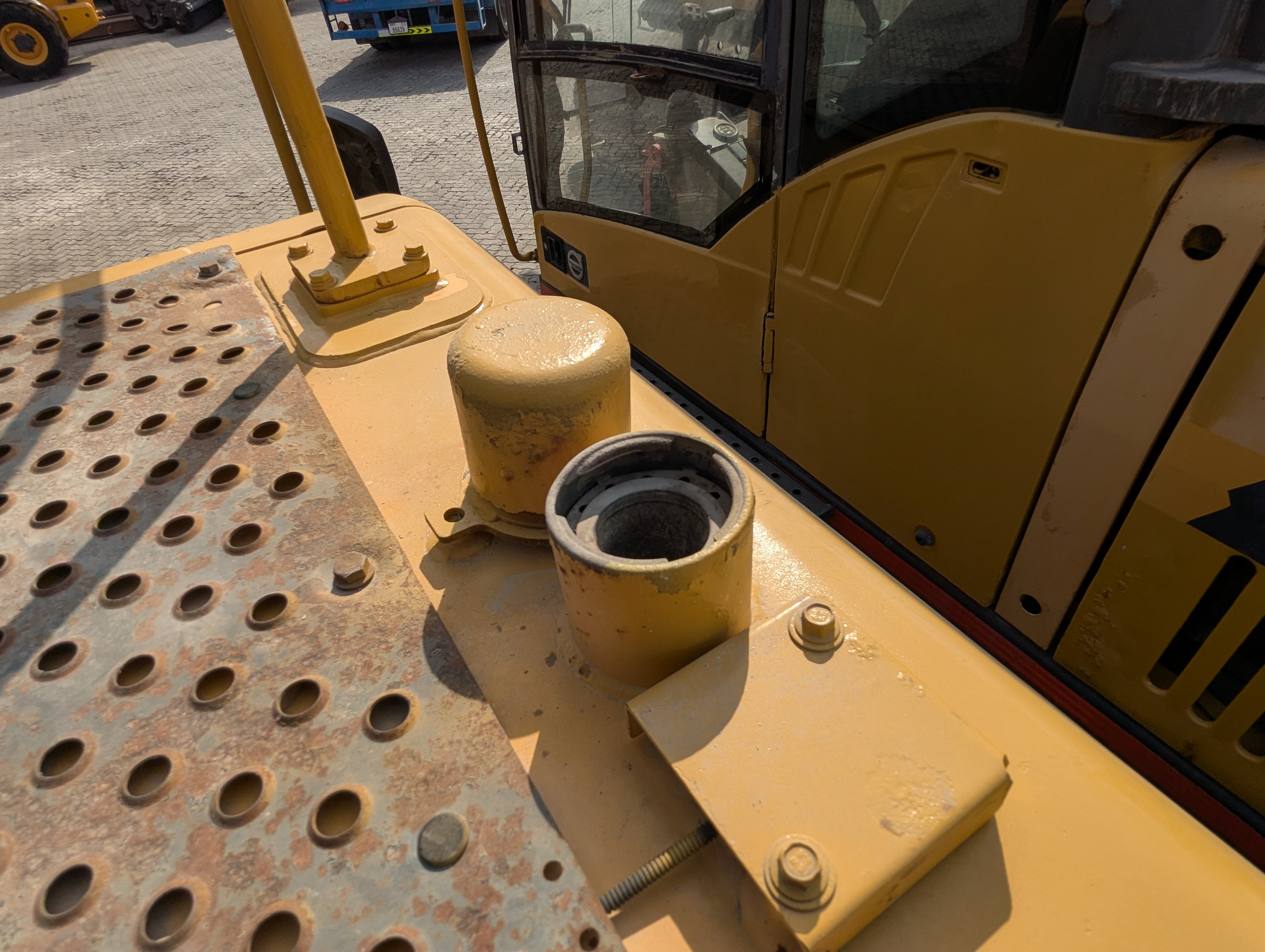 LEX-009-Volvo-EC480DH-Large-excavators-inspection-Engine-Fuel-leaks-1