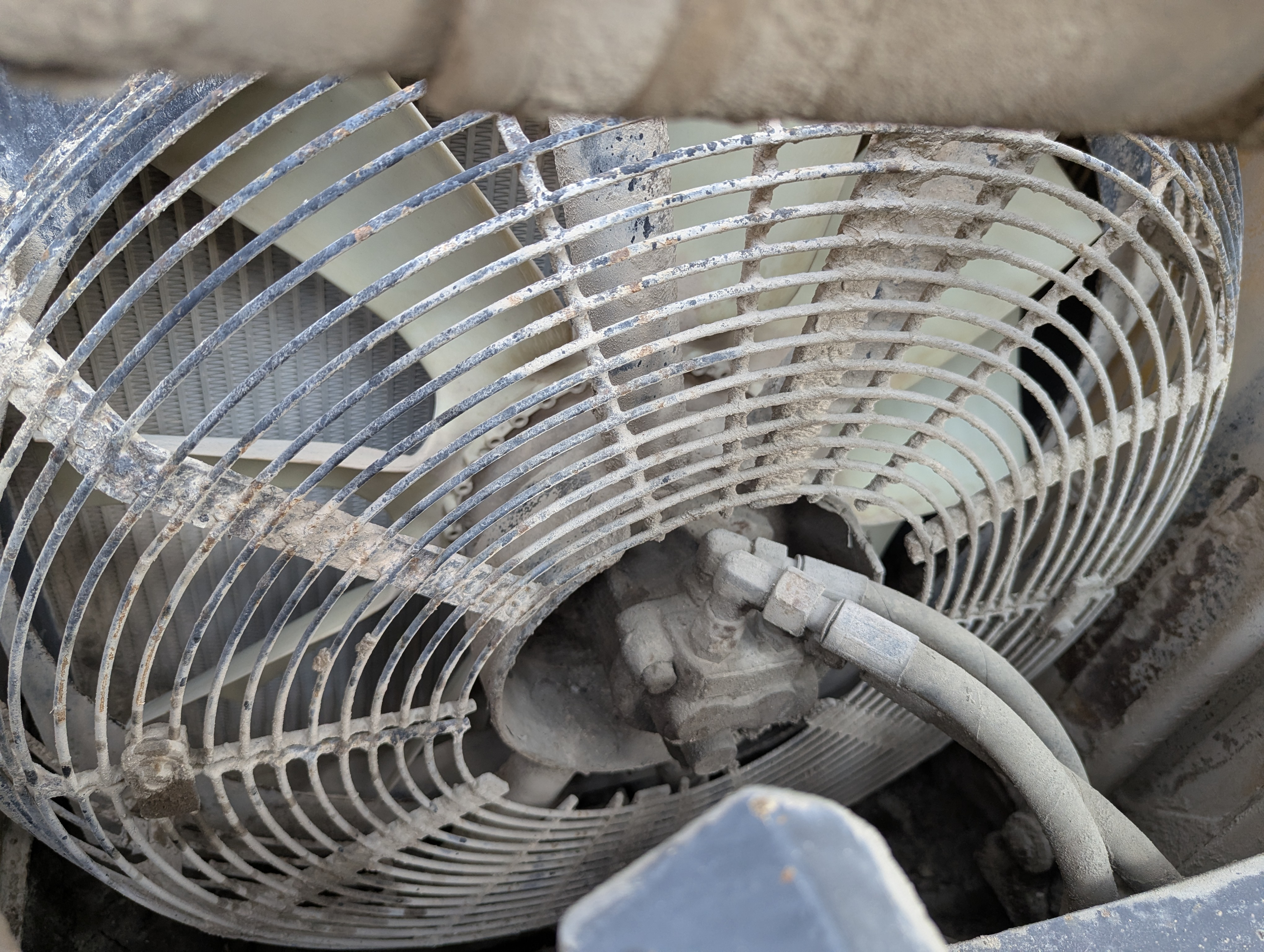 LEX-009-Volvo-EC480DH-Large-excavators-inspection-Engine-Cooling-fan-and-fan-guard-1