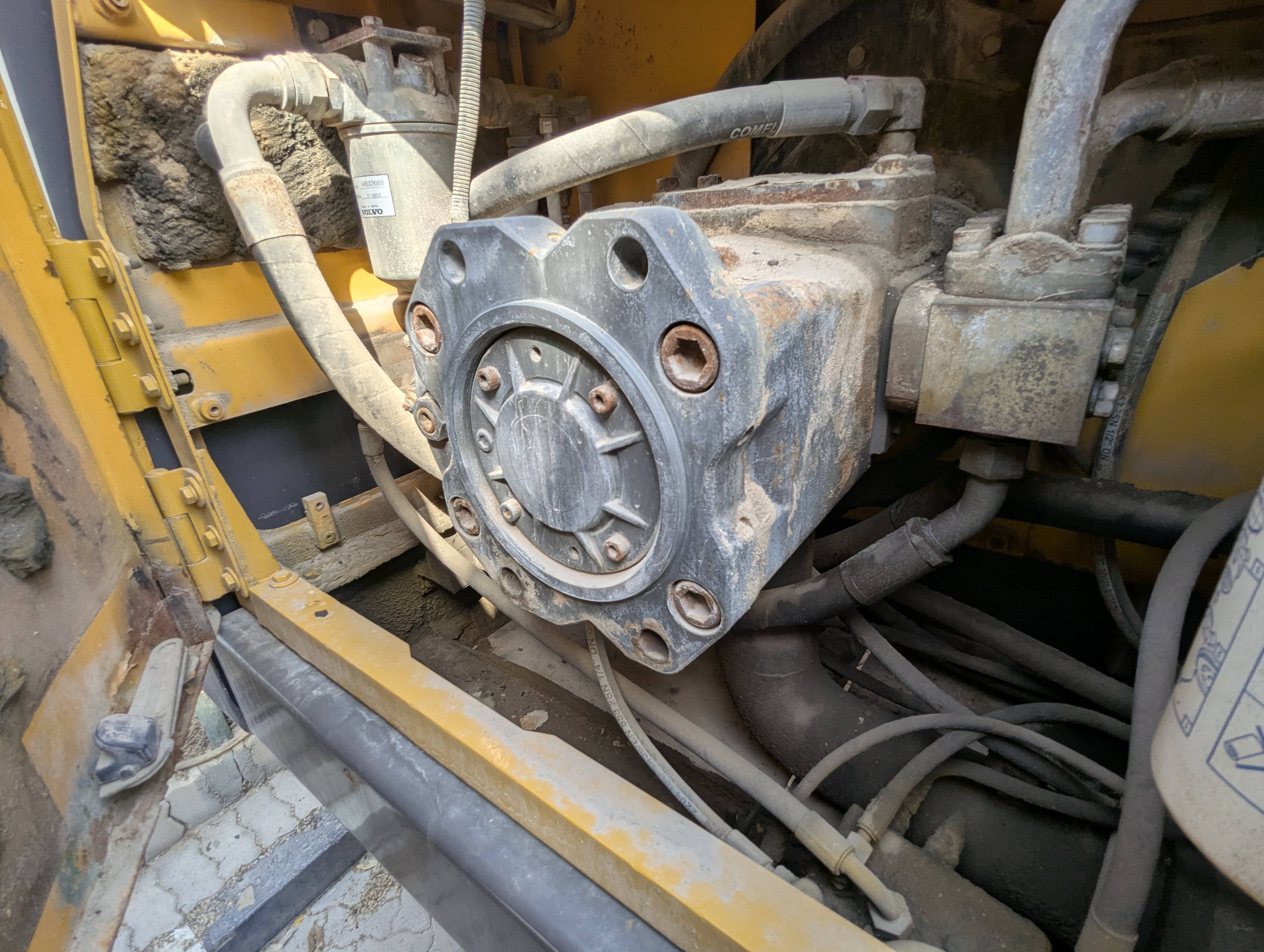LEX-009-Volvo-EC480DH-Large-excavators-inspection-Hydraulics-Hydraulic-pump-1