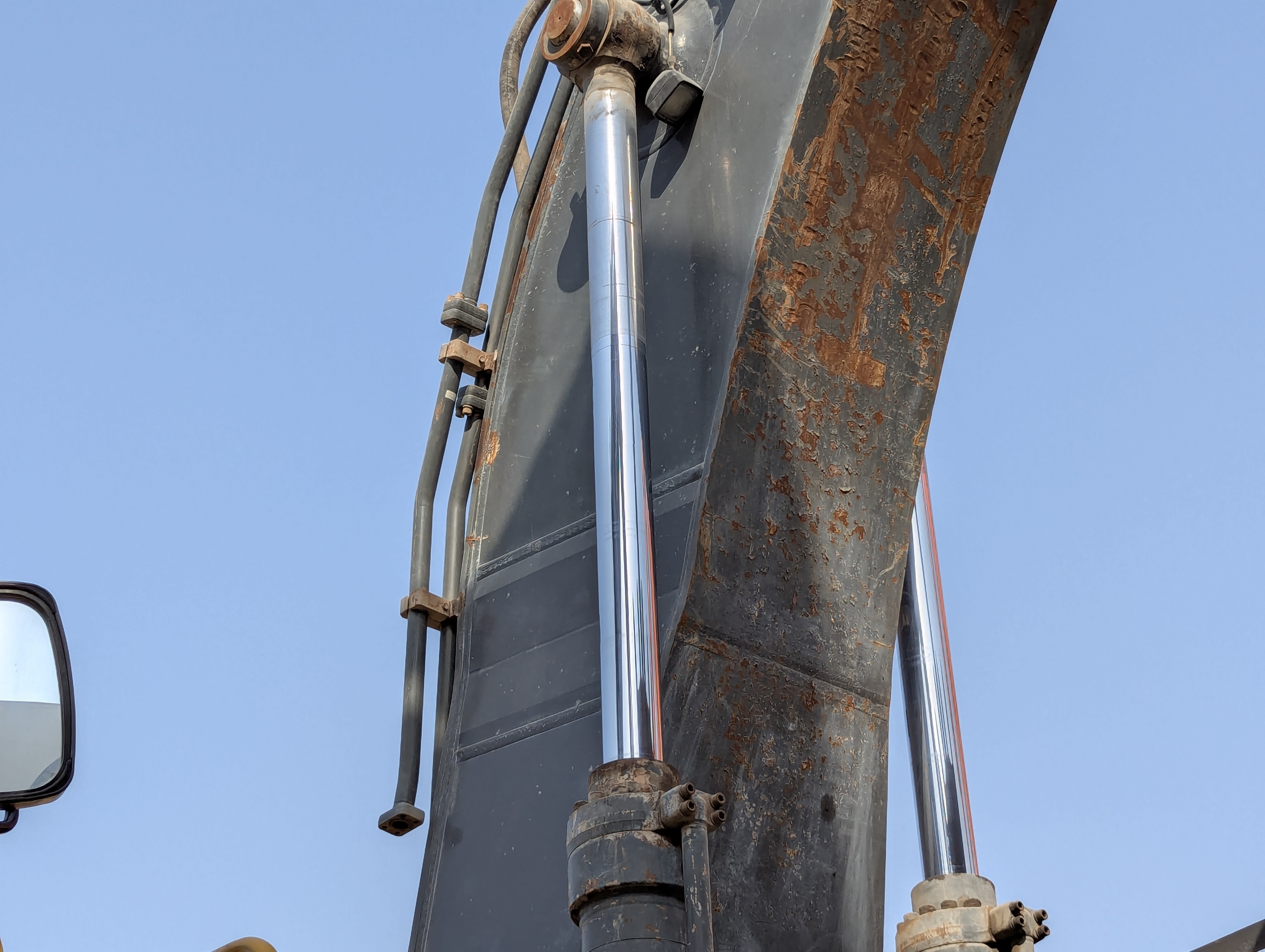 LEX-009-Volvo-EC480DH-Large-excavators-inspection-Hydraulics-Boom-lift-cylinder-1