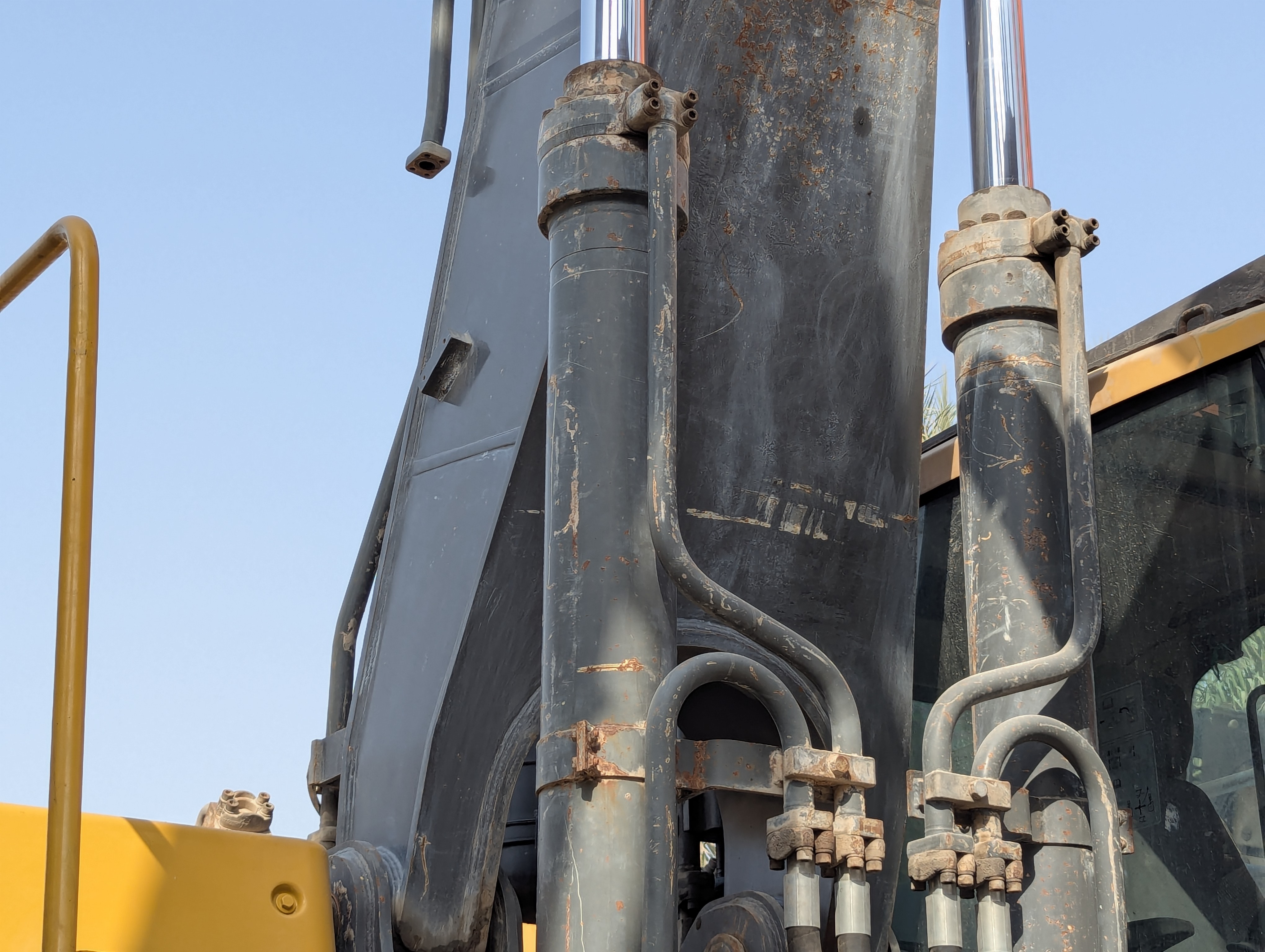 LEX-009-Volvo-EC480DH-Large-excavators-inspection-Hydraulics-Boom-lift-cylinder-1