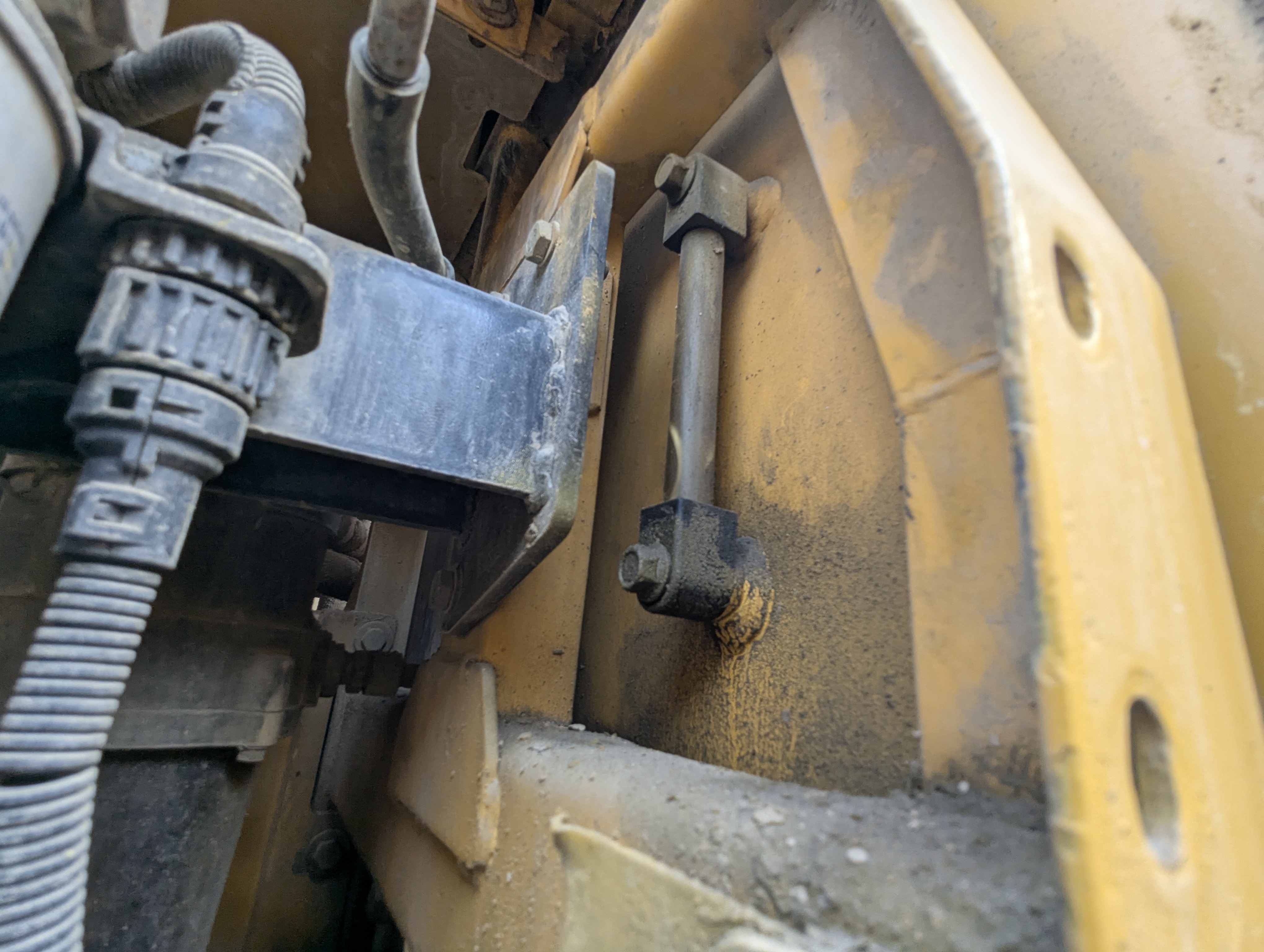 LEX-009-Volvo-EC480DH-Large-excavators-inspection-Hydraulics-Hydraulic-Tank-1