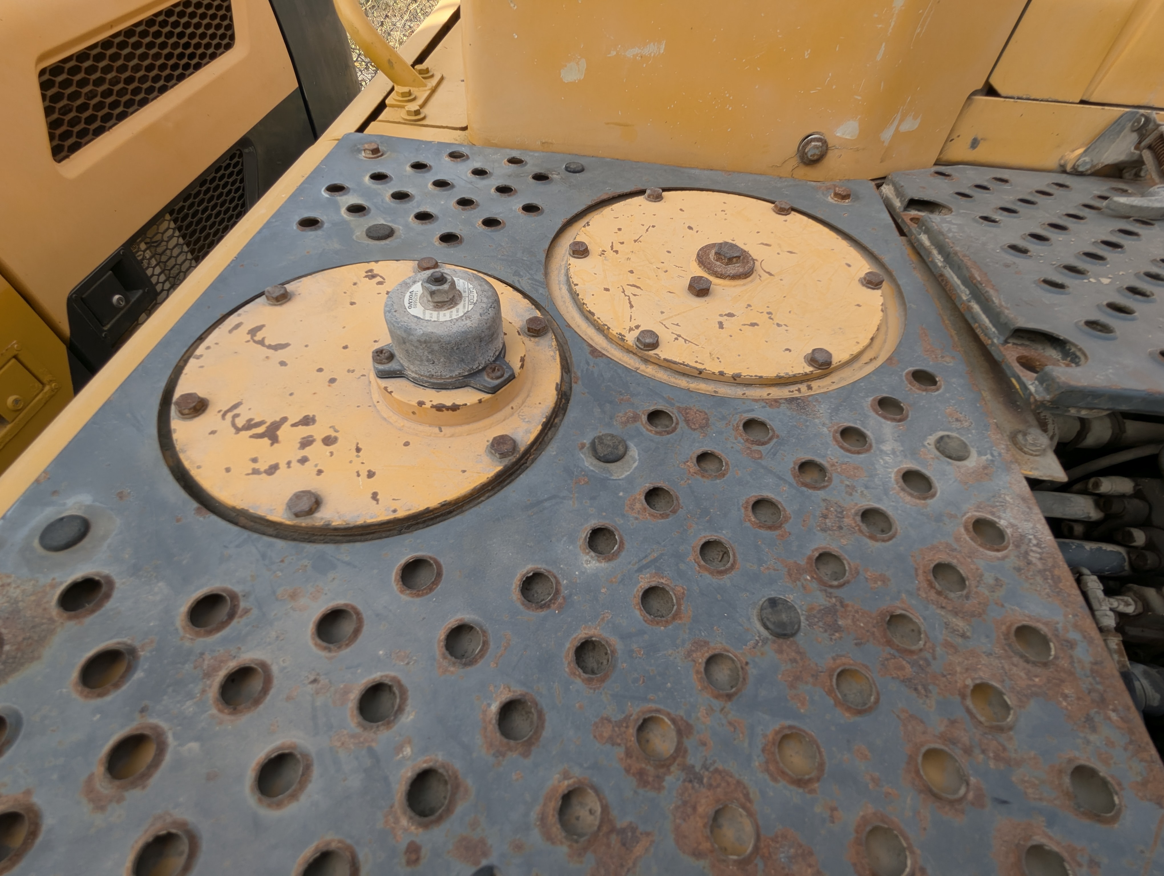 LEX-009-Volvo-EC480DH-Large-excavators-inspection-Hydraulics-Hydraulic-Tank-1