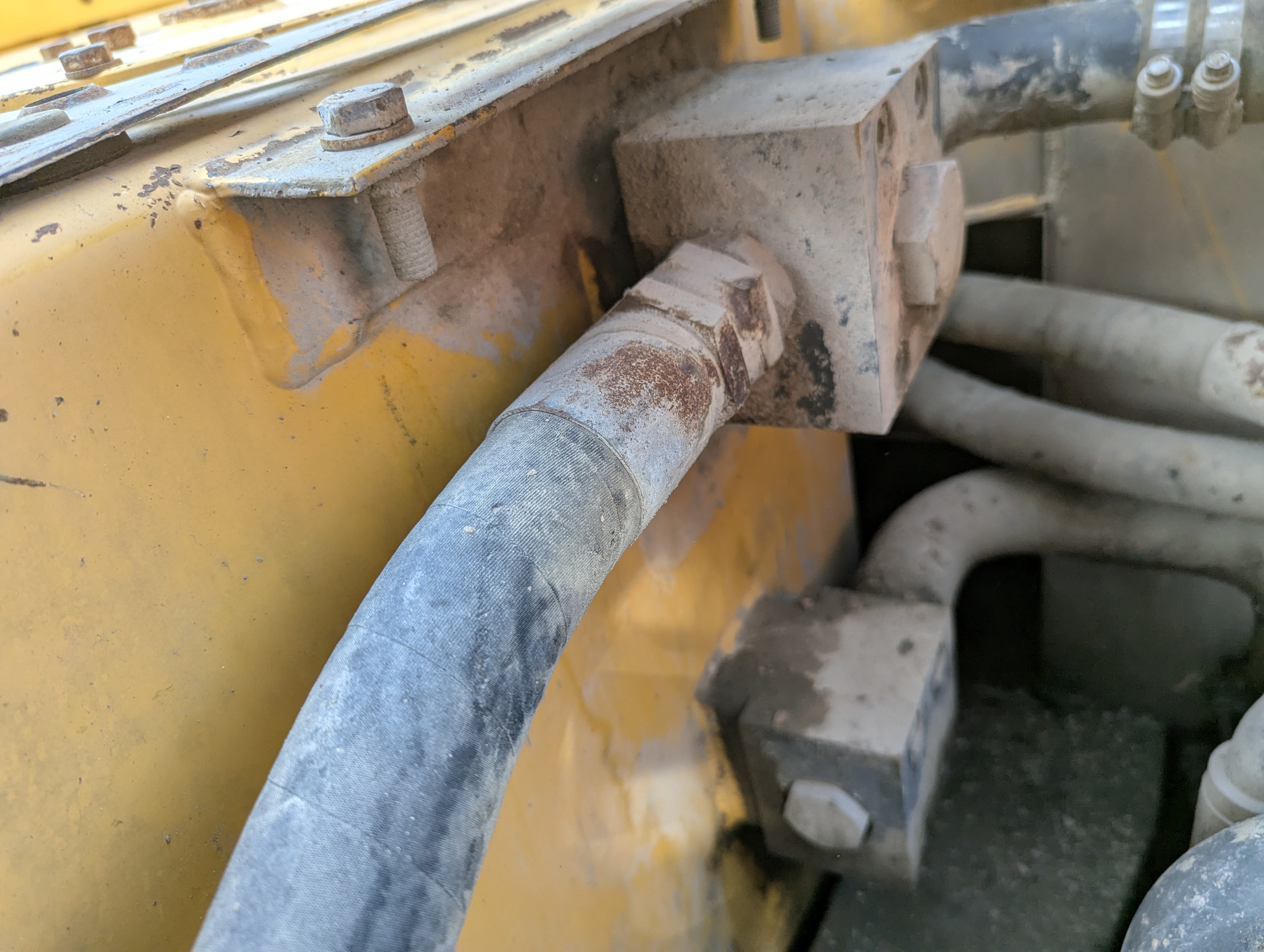 LEX-009-Volvo-EC480DH-Large-excavators-inspection-Hydraulics-Hydraulic-Tank-1
