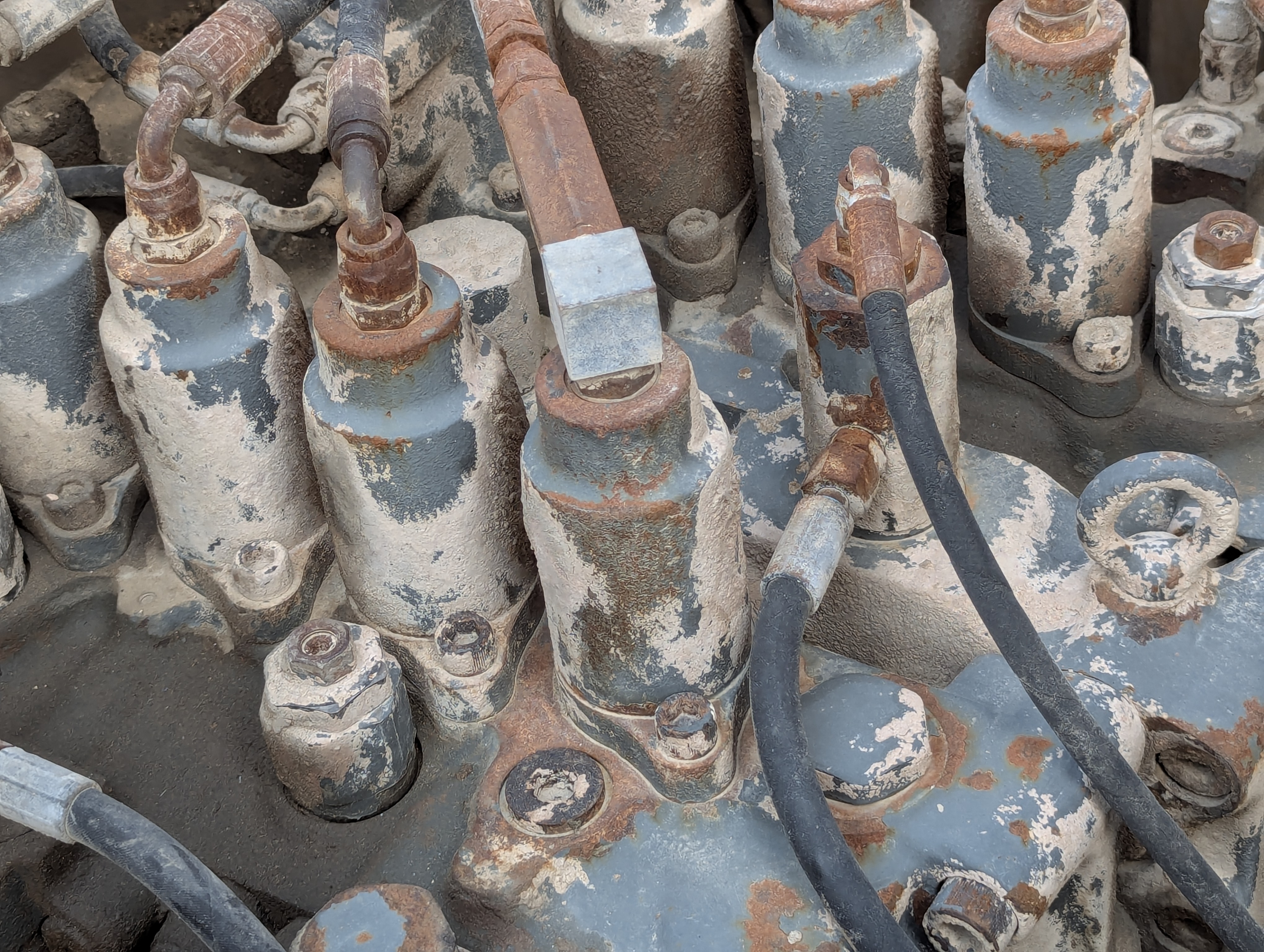 LEX-009-Volvo-EC480DH-Large-excavators-inspection-Hydraulics-Main-control-valve-(MCV)-1