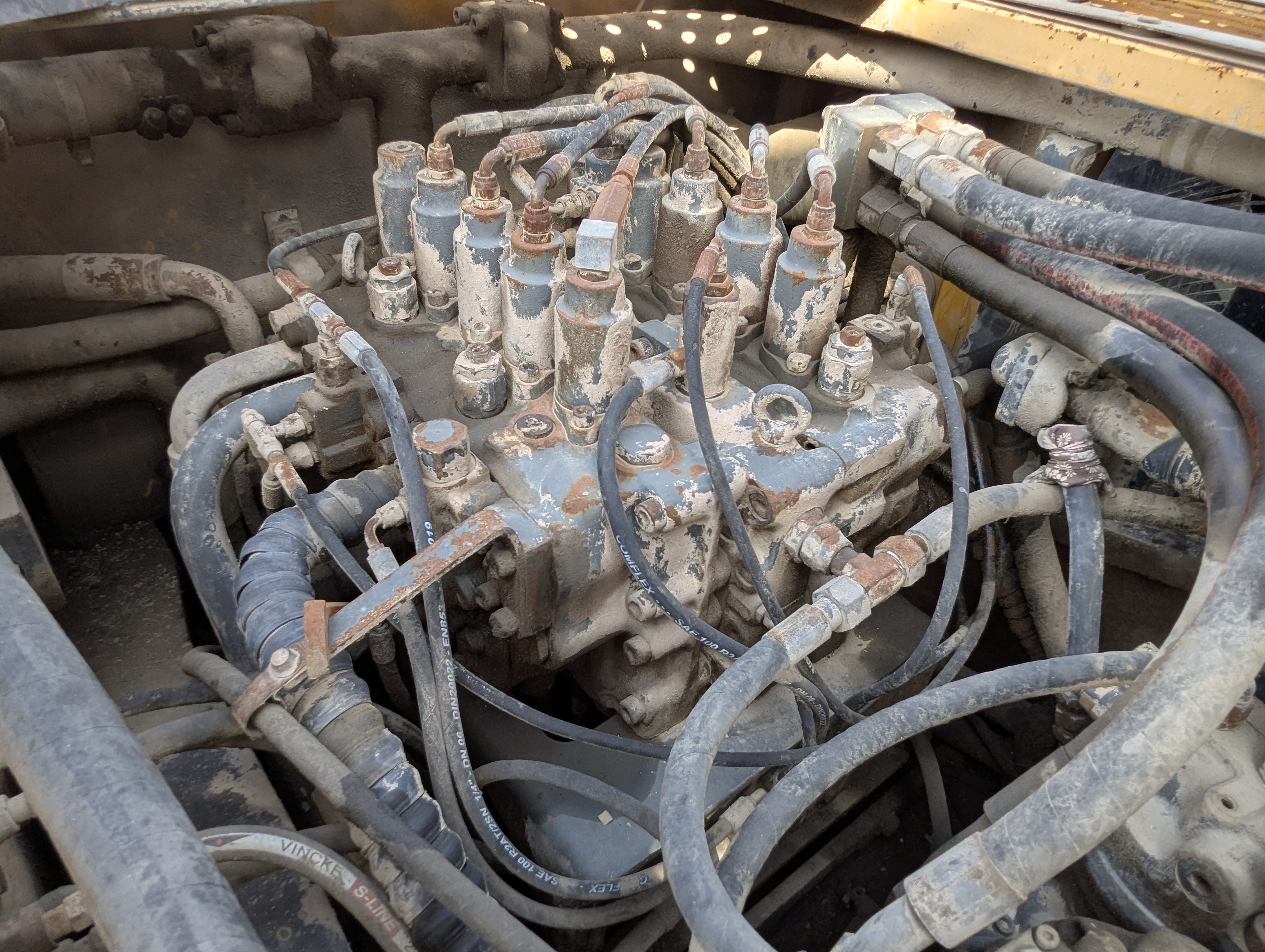 LEX-009-Volvo-EC480DH-Large-excavators-inspection-Hydraulics-Main-control-valve-(MCV)-1