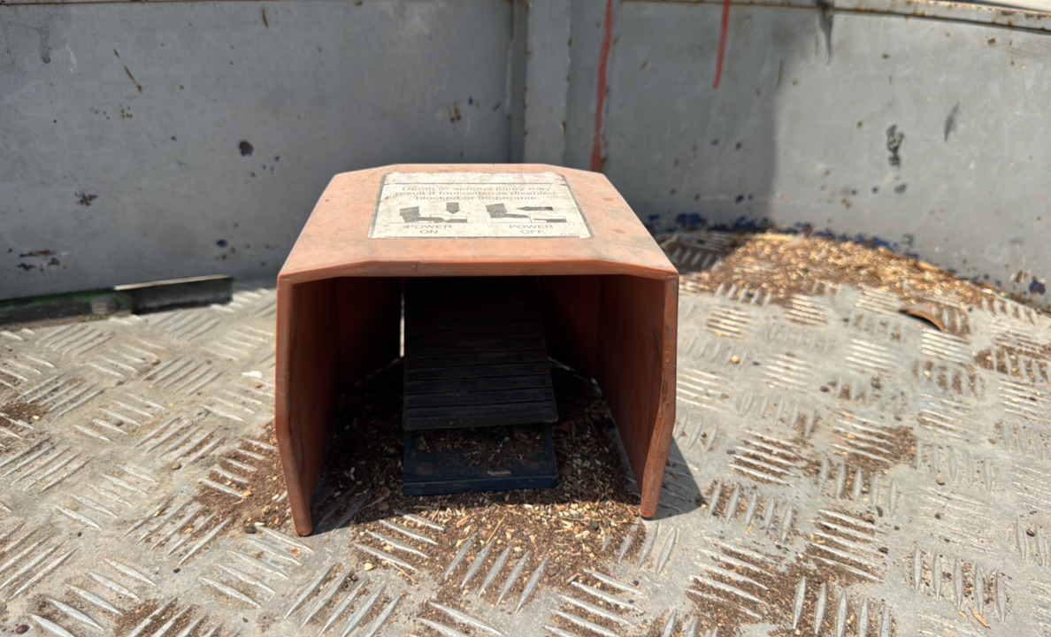 BLA-019-Nifty-210SD-Boom-lifts-inspection-Cabin-Pedals-1