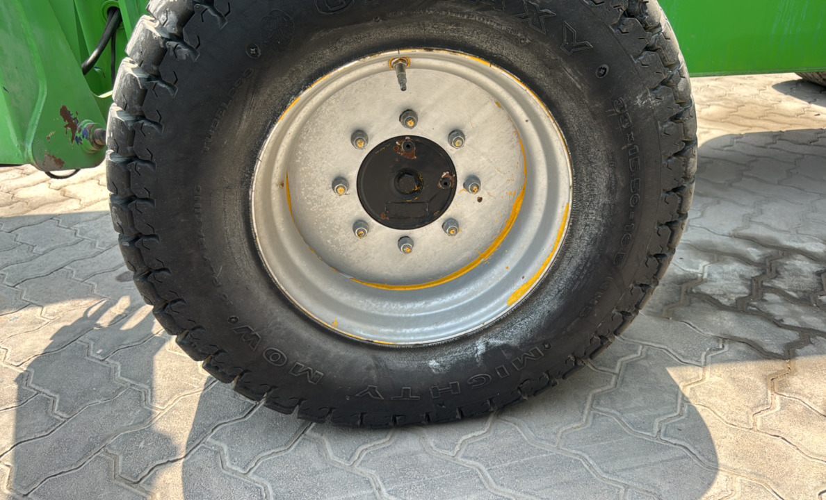 BLA-019-Nifty-210SD-Boom-lifts-inspection-Chassis-Left-front-tire-/-wheel-hub---condition-1