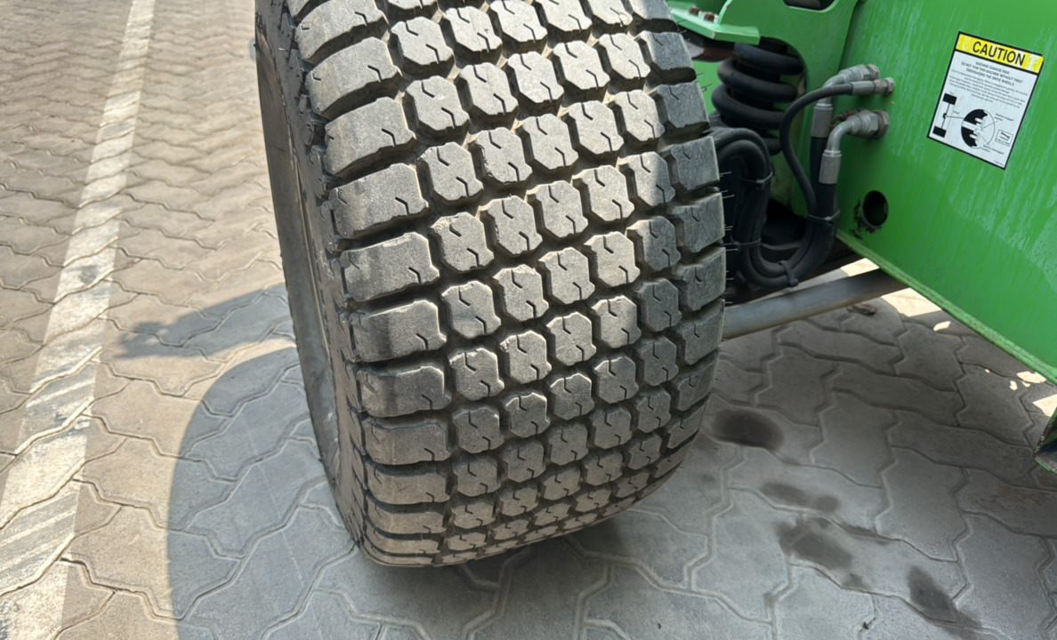 BLA-019-Nifty-210SD-Boom-lifts-inspection-Chassis-Left-front-tire-/-wheel-hub---condition-1