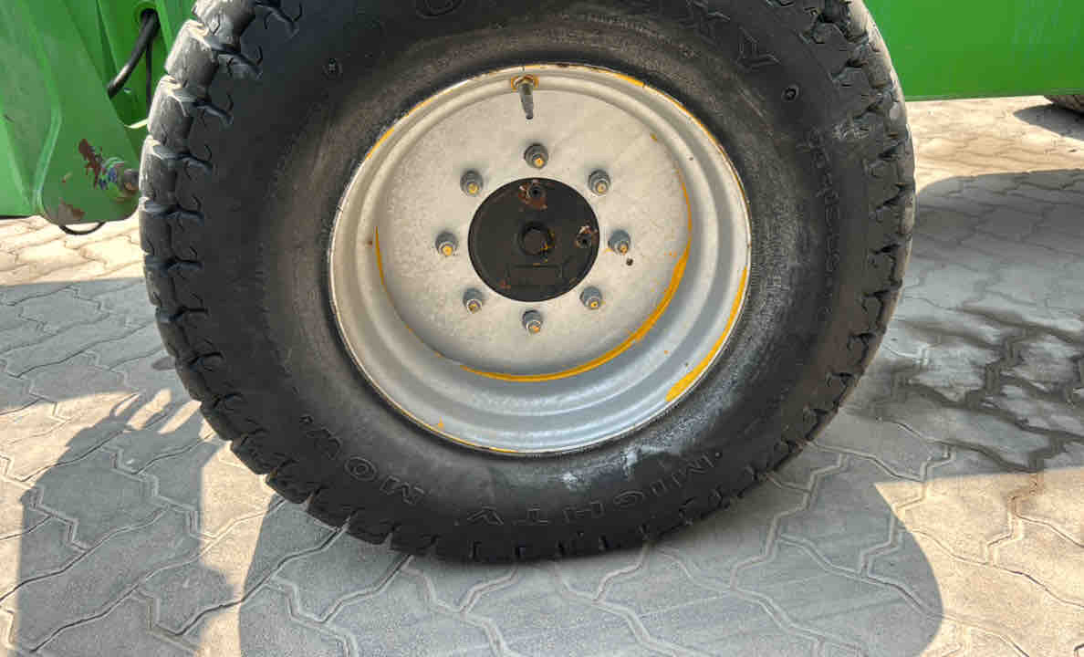 BLA-019-Nifty-210SD-Boom-lifts-inspection-Chassis-Left-front-tire---tread-depth-1